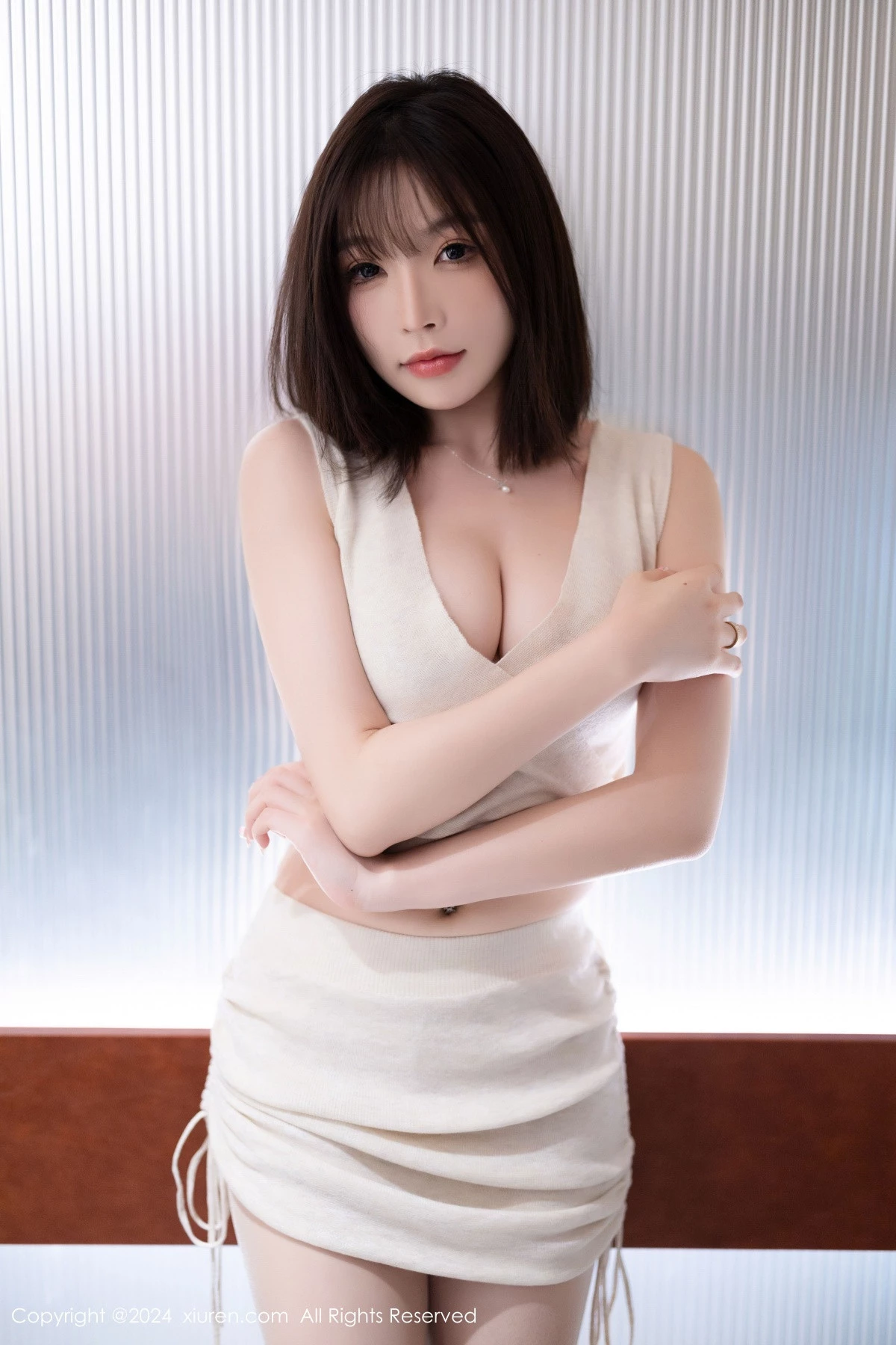 [[XiuRen秀人网]秀人网]No.9298_女神徐莉芝Booty性感浅色短裙配肉色丝袜秀曼妙身姿诱惑写真90P