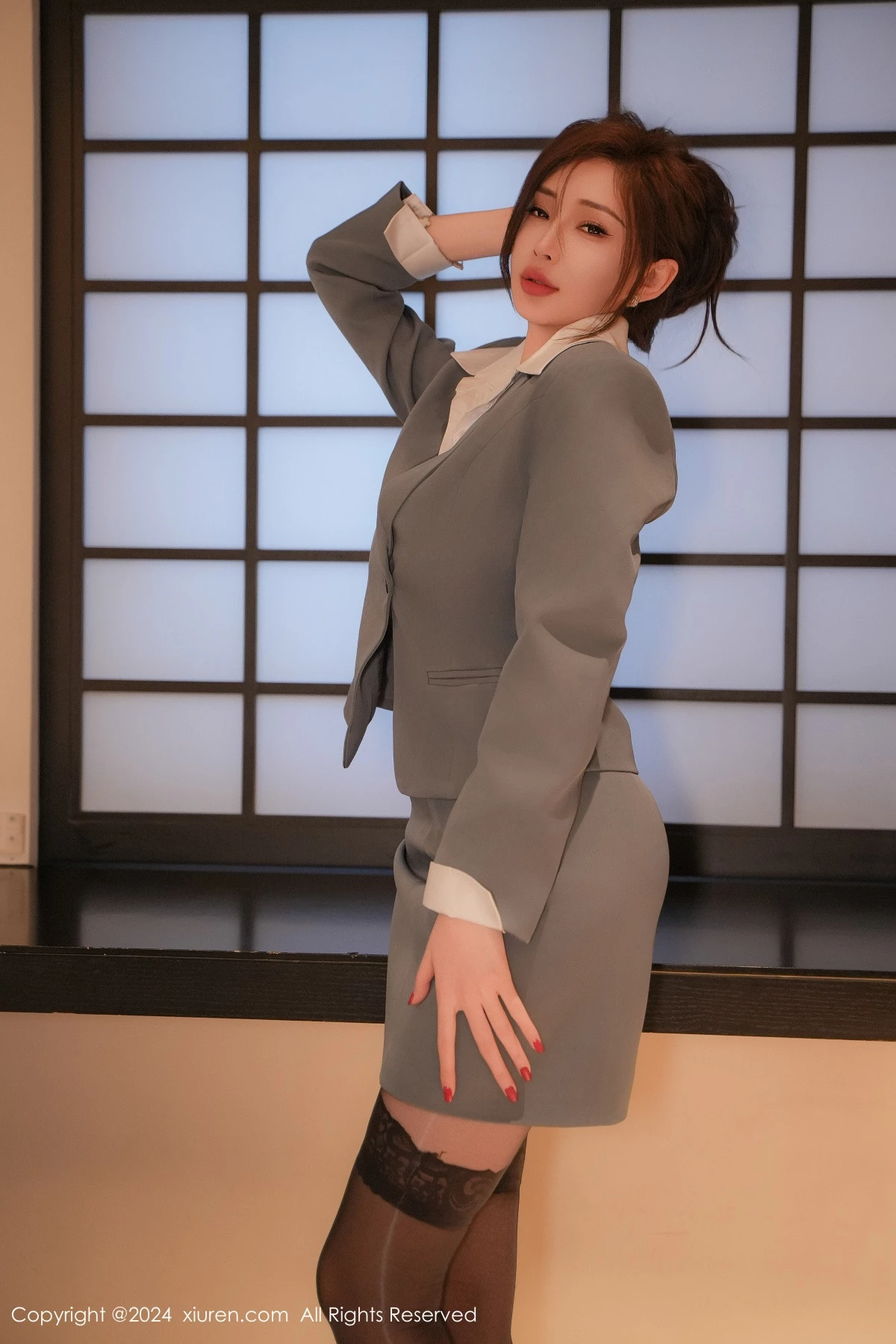 [[XiuRen秀人网]秀人网]No.9307_女神奶瓶土肥圆性感灰色制服配超薄黑丝秀完美身材撩人诱惑写真80P