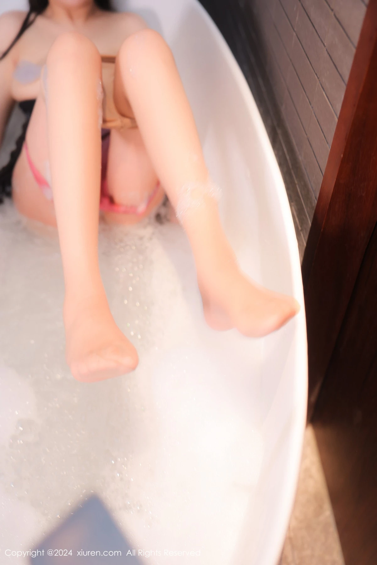 [[XiuRen秀人网]秀人网]No.9306_模特柚柚小奶瓶浴室场景深色连衣裙配超薄灰丝秀凹凸身材诱惑写真80P