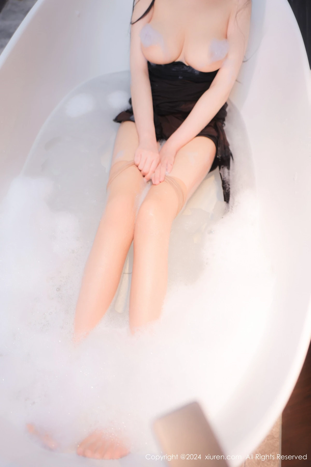 [[XiuRen秀人网]秀人网]No.9306_模特柚柚小奶瓶浴室场景深色连衣裙配超薄灰丝秀凹凸身材诱惑写真80P