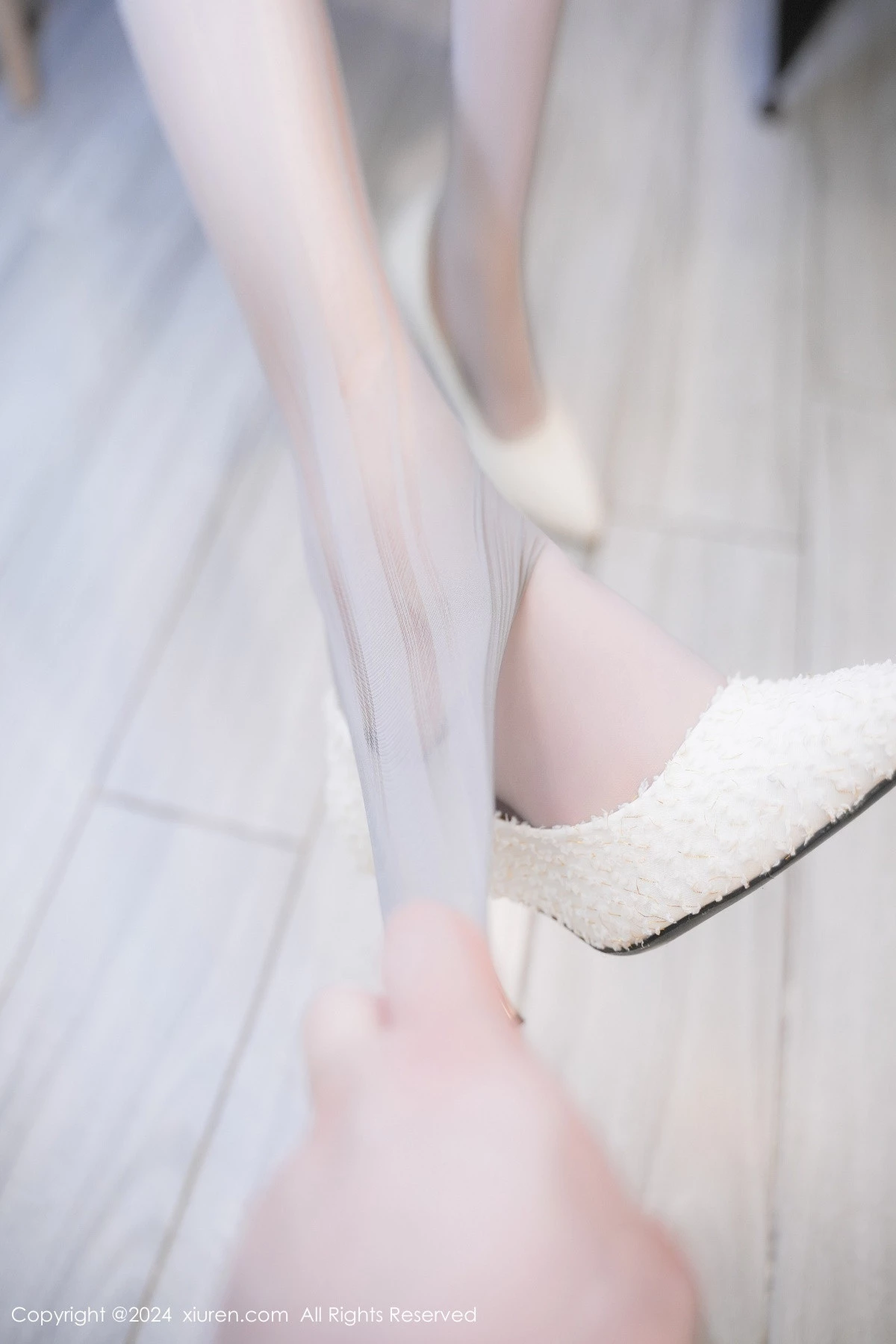 [[XiuRen秀人网]秀人网]No.9175_新人模特Lucky-性感银色短裙配超薄无内灰丝秀凹凸身材诱惑写真73P