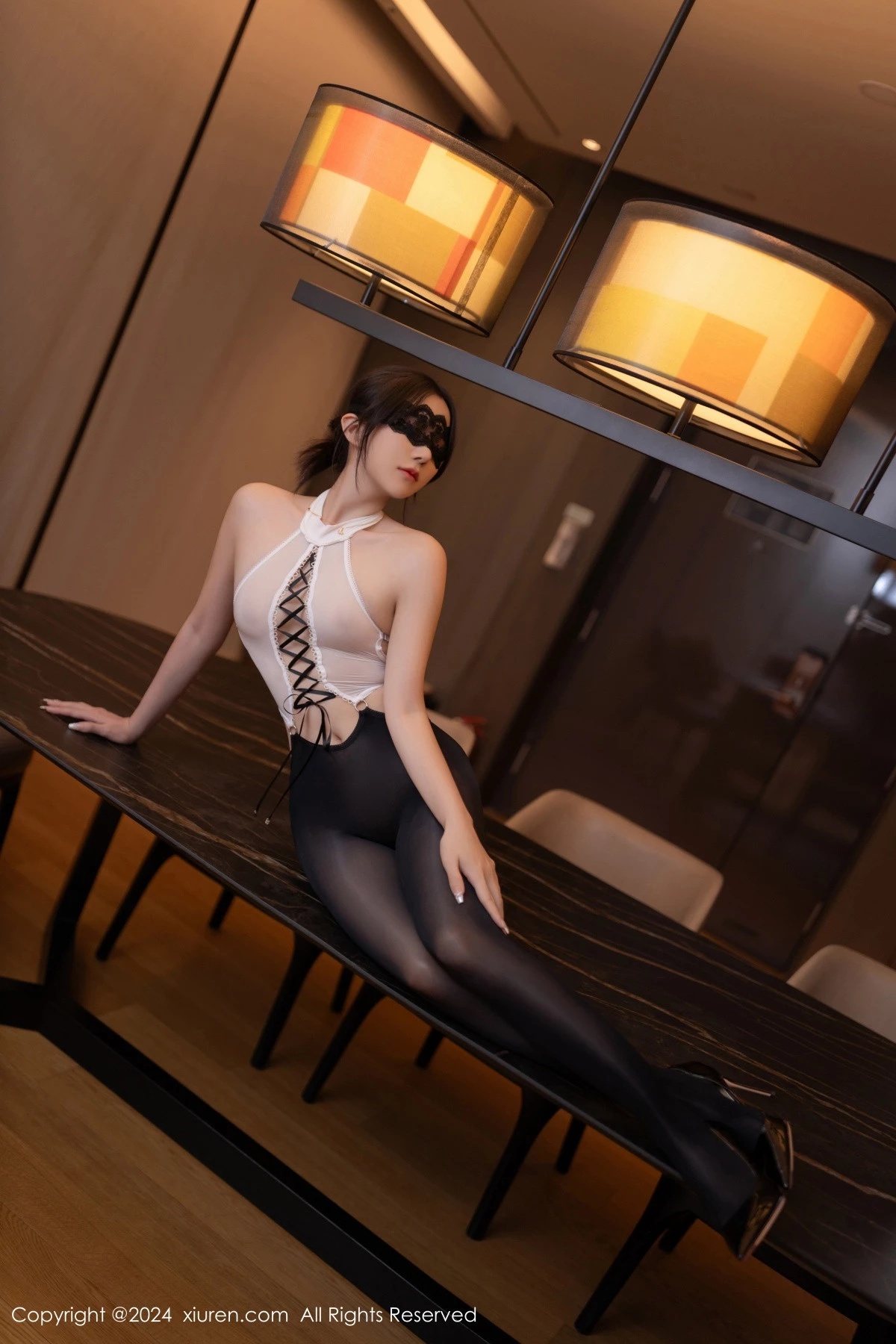 [[XiuRen秀人网]秀人网]No.9189_模特鱼子酱性感白色薄透上衣配超薄黑丝秀婀娜身段迷人诱惑写真82P