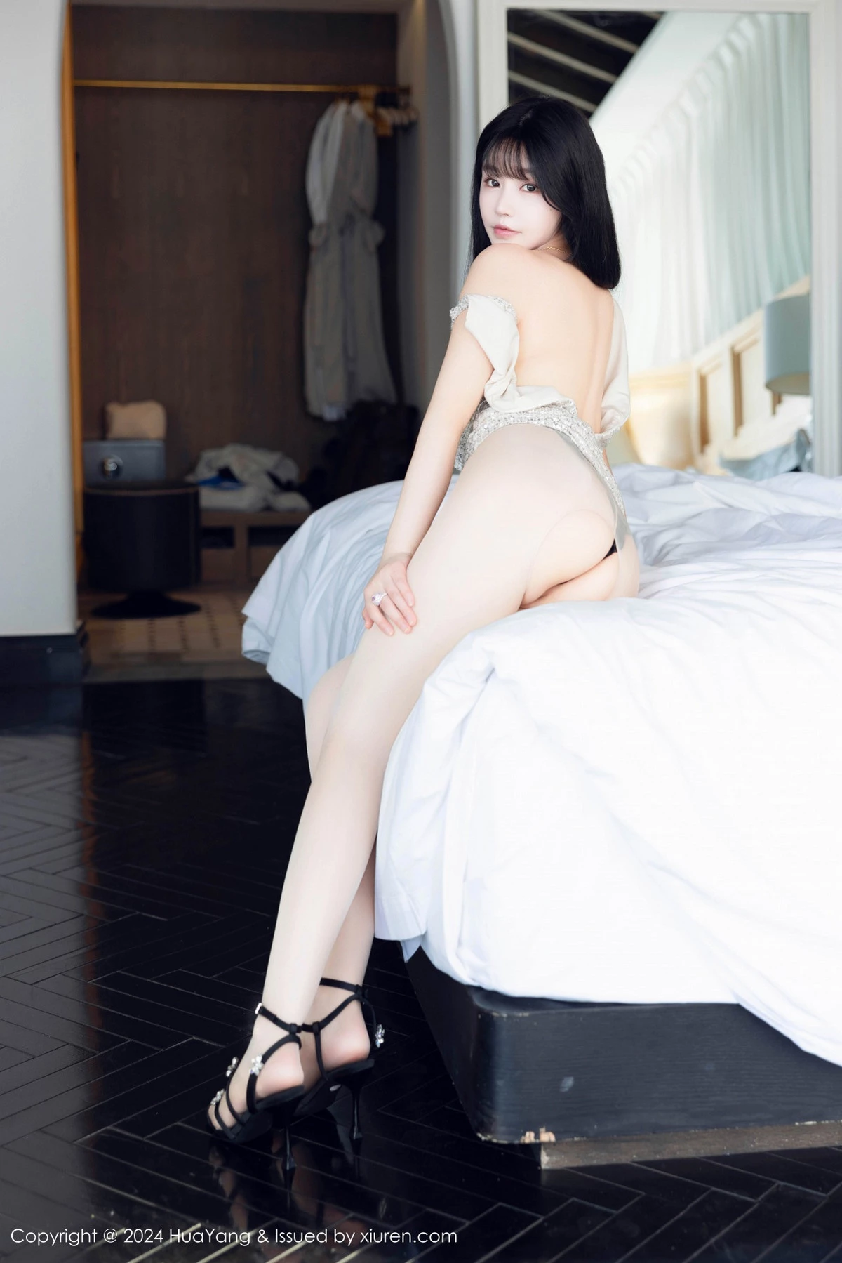 [HuaYang花漾]Vol.609_女神心上可Flora性感银色连衣短裙配原色丝袜秀丰满身材诱惑写真85P