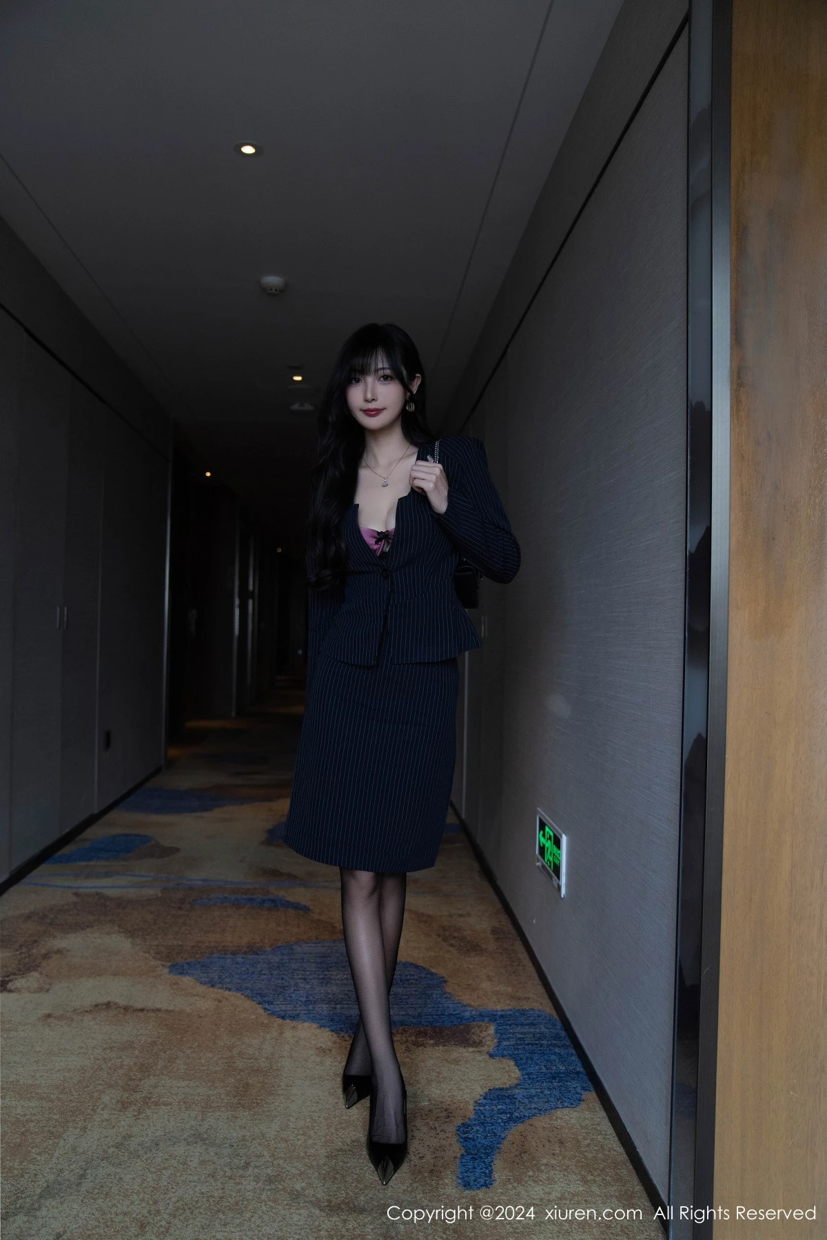 [[XiuRen秀人网]秀人网]No.9186_模特林星阑私房性感紫色情趣内衣配黑丝袜秀曼妙身姿诱惑写真90P