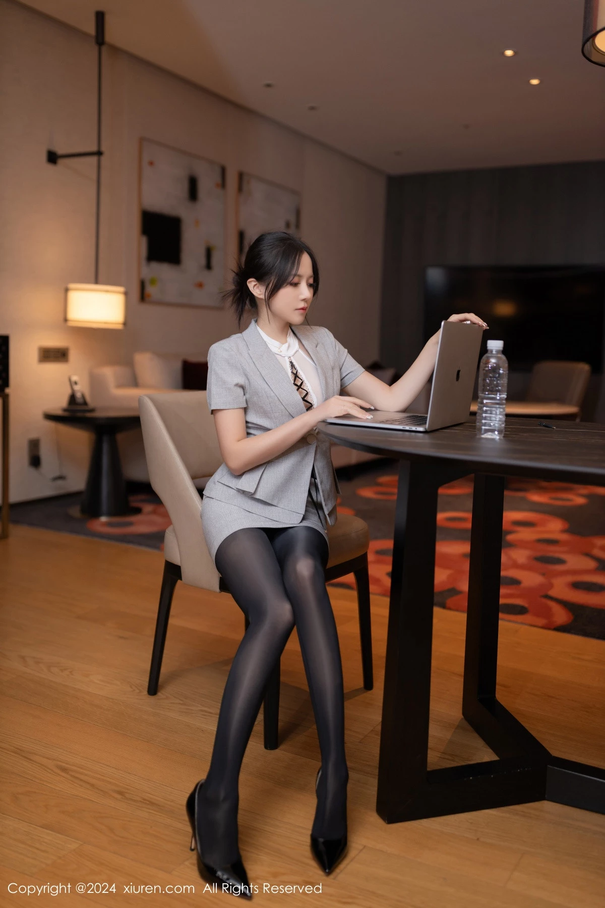 [[XiuRen秀人网]秀人网]No.9189_模特鱼子酱性感白色薄透上衣配超薄黑丝秀婀娜身段迷人诱惑写真82P