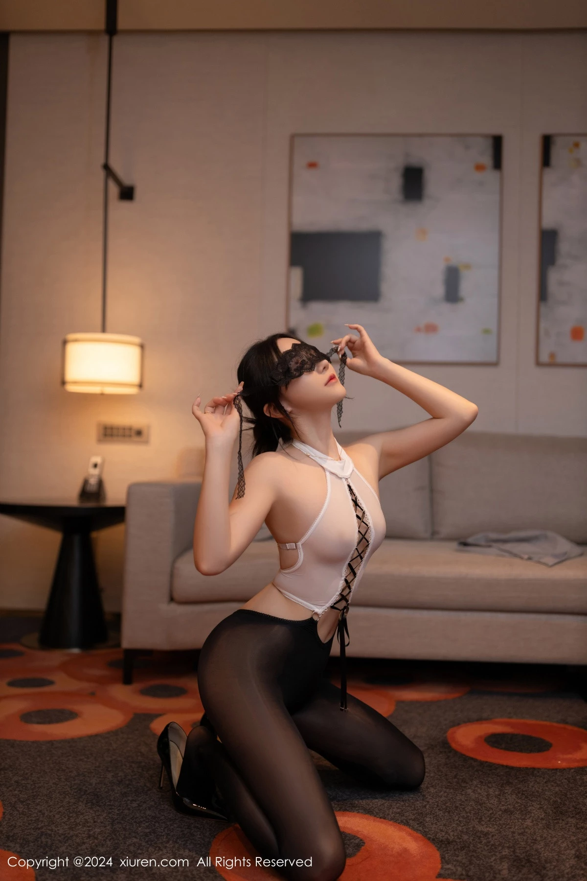 [[XiuRen秀人网]秀人网]No.9189_模特鱼子酱性感白色薄透上衣配超薄黑丝秀婀娜身段迷人诱惑写真82P