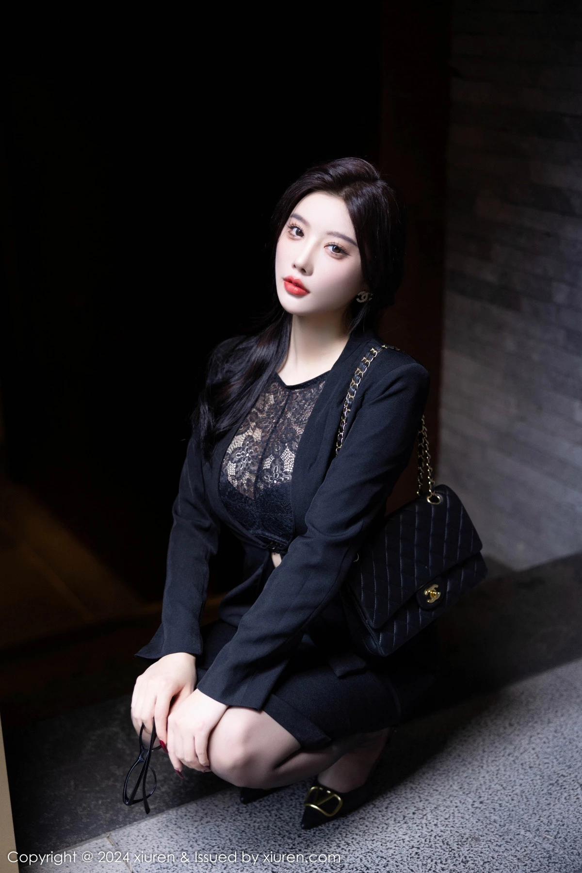 [[XiuRen秀人网]秀人网]No.9190_女神杨晨晨Yome性感黑色OL露蕾丝内衣配超薄黑丝极致魅惑写真80P