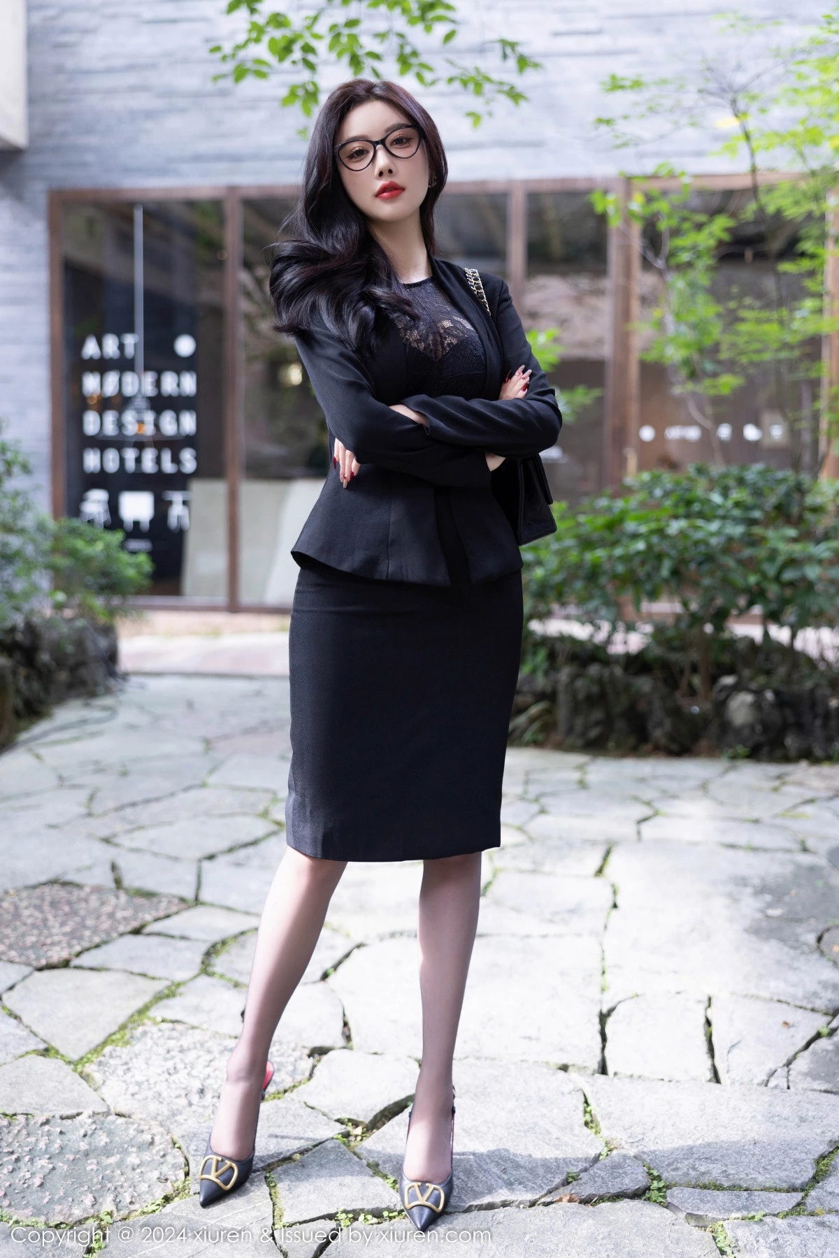 [[XiuRen秀人网]秀人网]No.9190_女神杨晨晨Yome性感黑色OL露蕾丝内衣配超薄黑丝极致魅惑写真80P