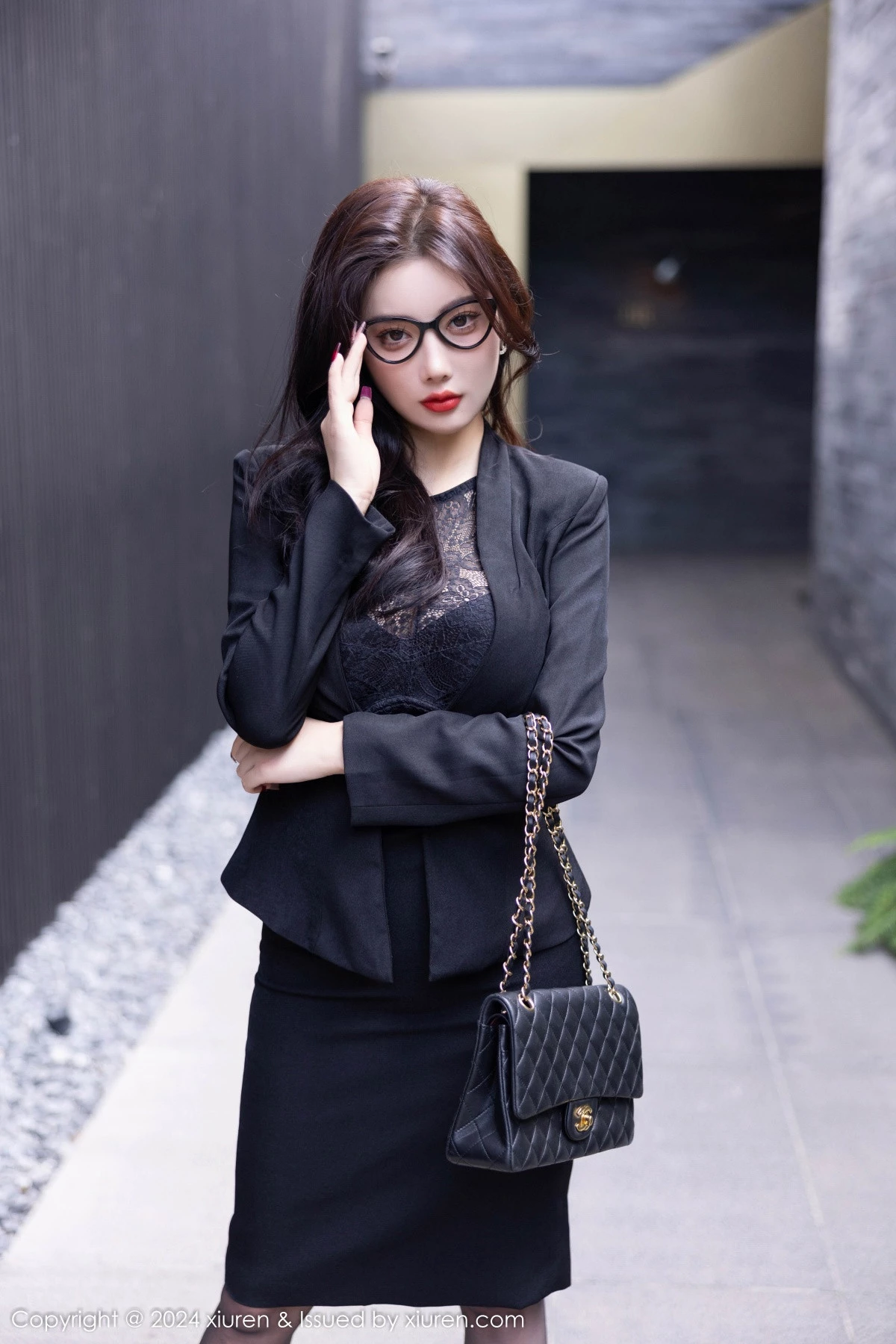 [[XiuRen秀人网]秀人网]No.9190_女神杨晨晨Yome性感黑色OL露蕾丝内衣配超薄黑丝极致魅惑写真80P