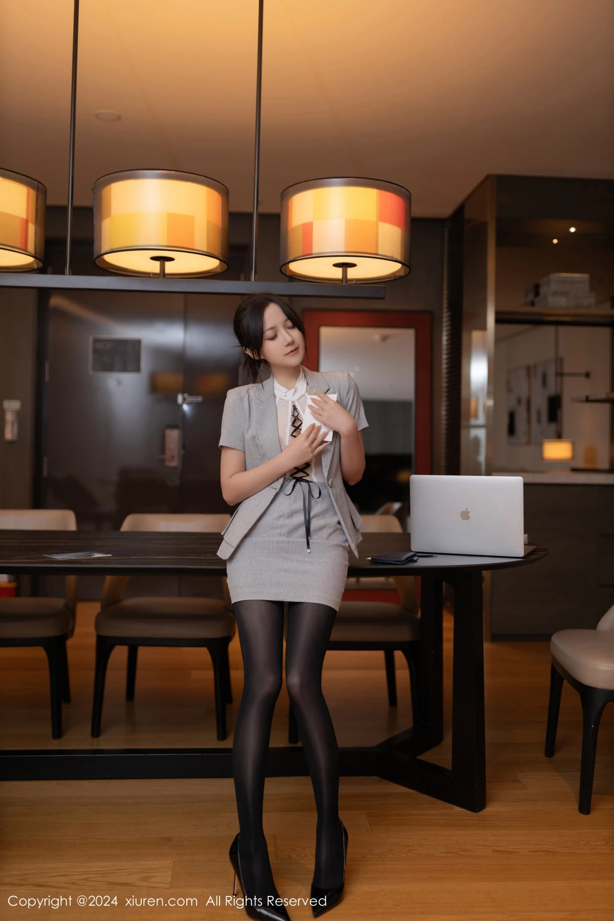 [[XiuRen秀人网]秀人网]No.9189_模特鱼子酱性感白色薄透上衣配超薄黑丝秀婀娜身段迷人诱惑写真82P