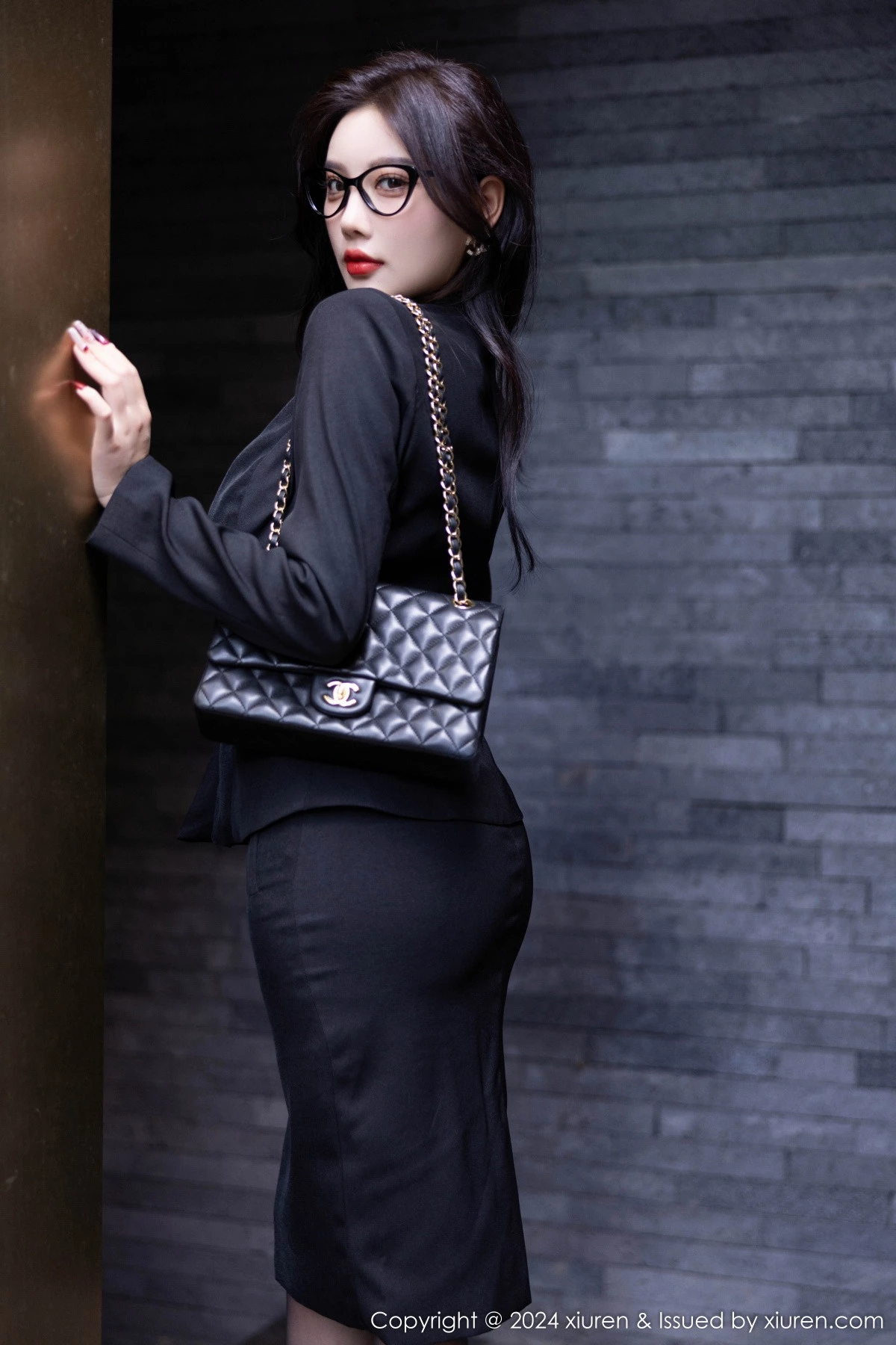 [[XiuRen秀人网]秀人网]No.9190_女神杨晨晨Yome性感黑色OL露蕾丝内衣配超薄黑丝极致魅惑写真80P