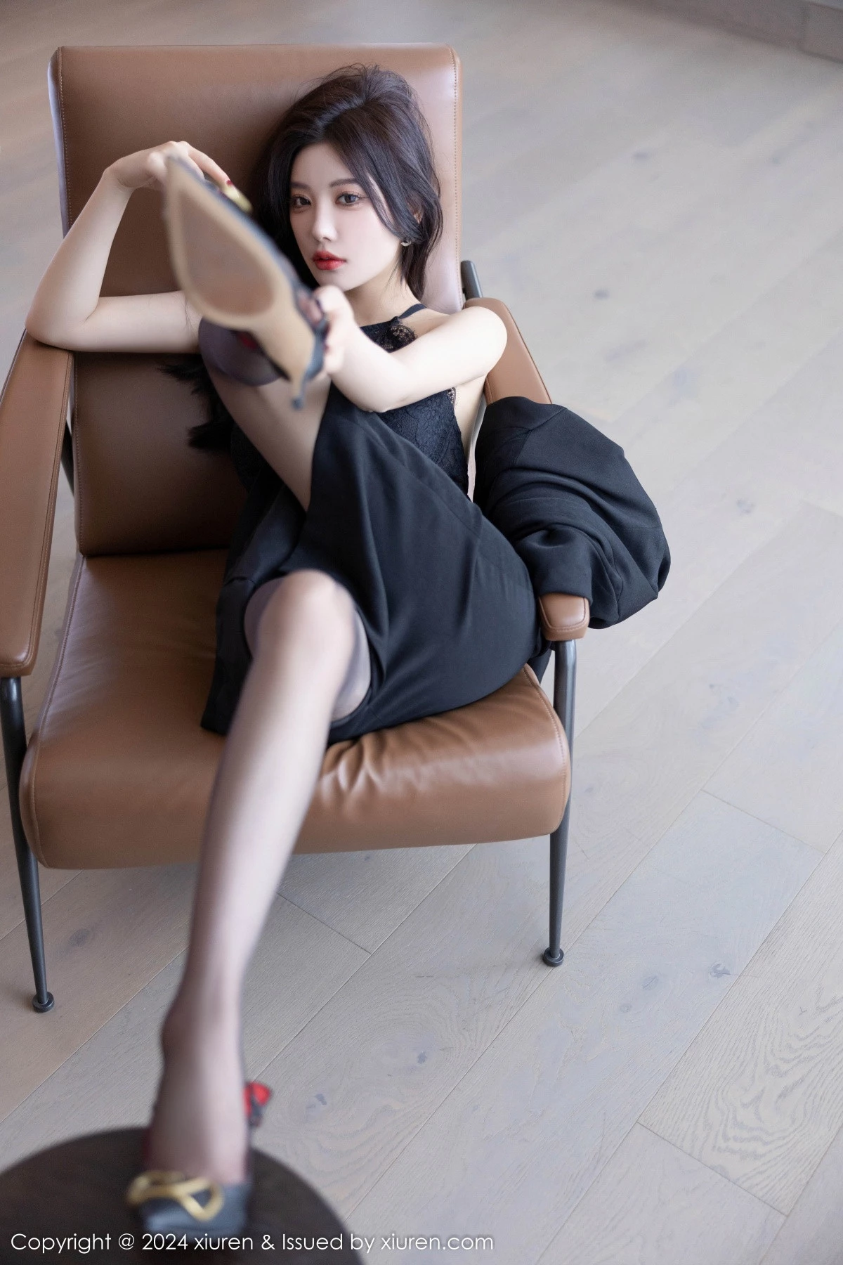 [[XiuRen秀人网]秀人网]No.9190_女神杨晨晨Yome性感黑色OL露蕾丝内衣配超薄黑丝极致魅惑写真80P