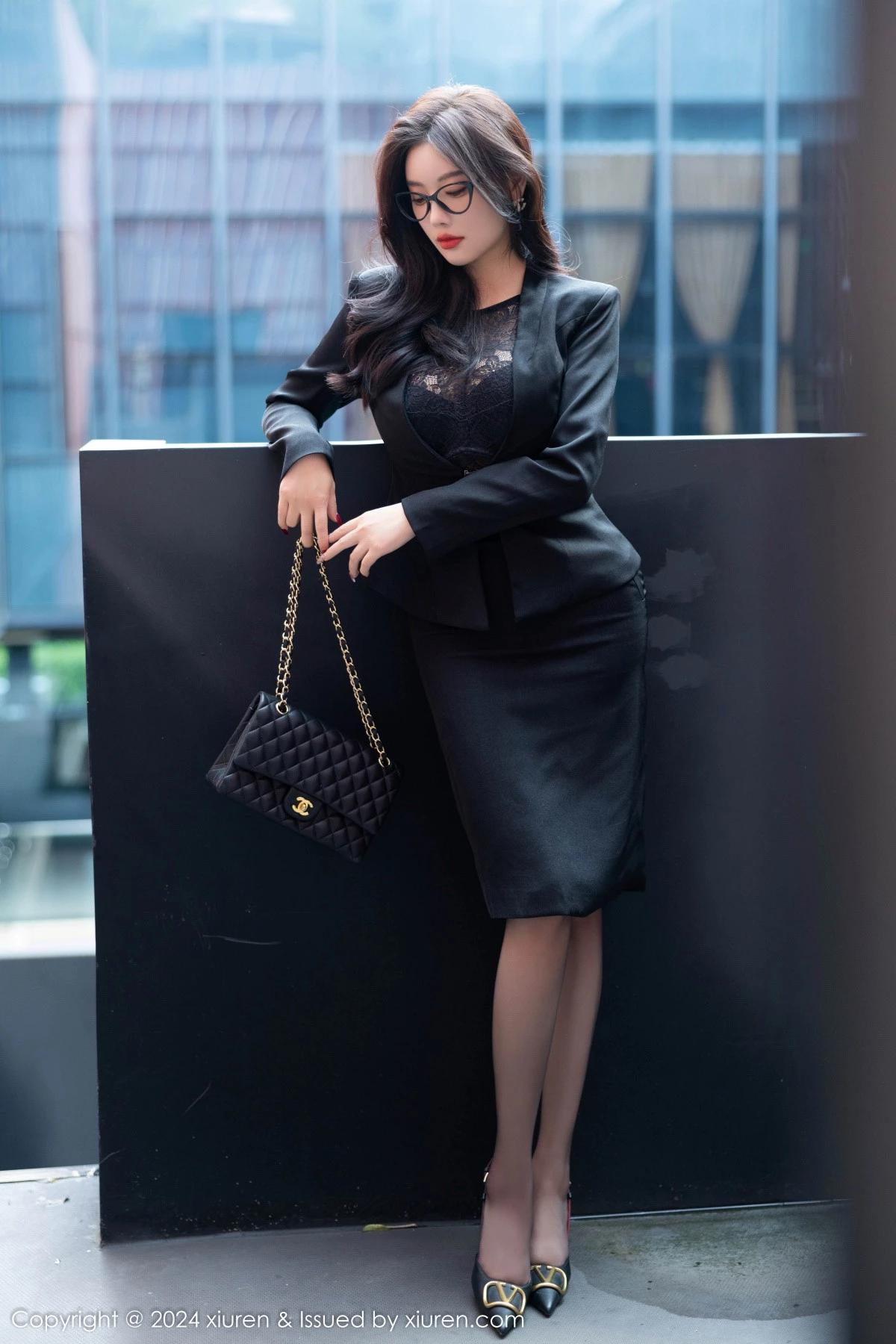 [[XiuRen秀人网]秀人网]No.9190_女神杨晨晨Yome性感黑色OL露蕾丝内衣配超薄黑丝极致魅惑写真80P