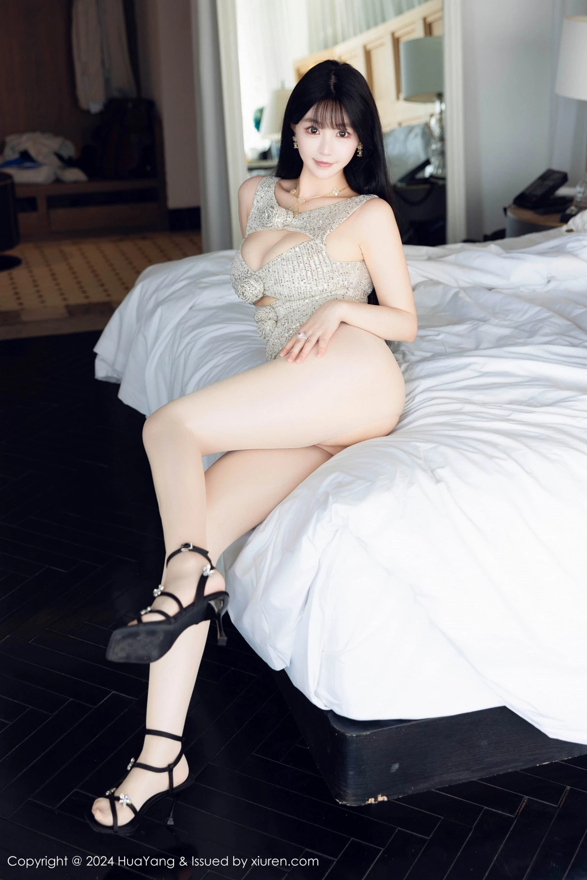 [HuaYang花漾]Vol.609_女神心上可Flora性感银色连衣短裙配原色丝袜秀丰满身材诱惑写真85P