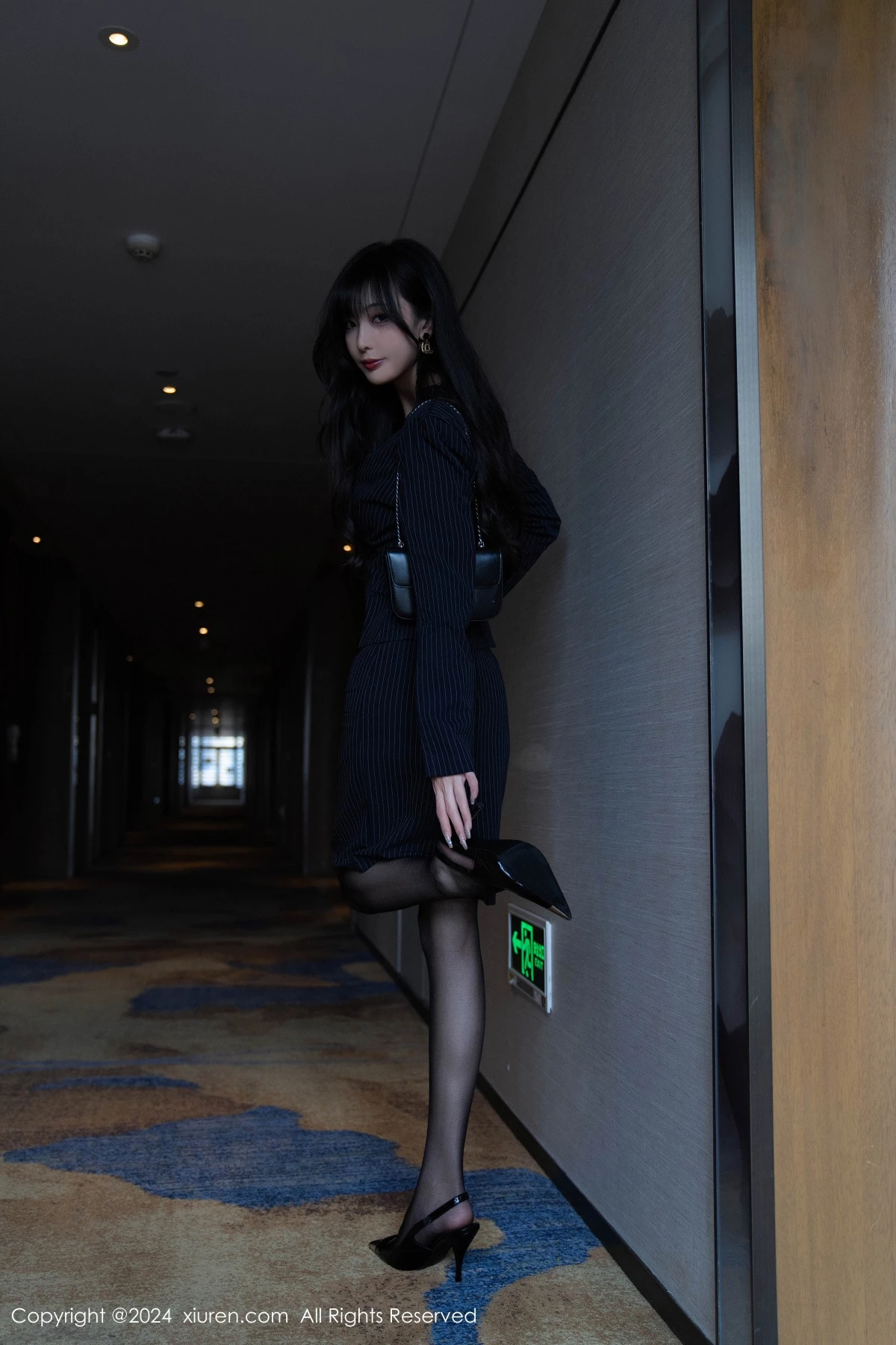 [[XiuRen秀人网]秀人网]No.9186_模特林星阑私房性感紫色情趣内衣配黑丝袜秀曼妙身姿诱惑写真90P