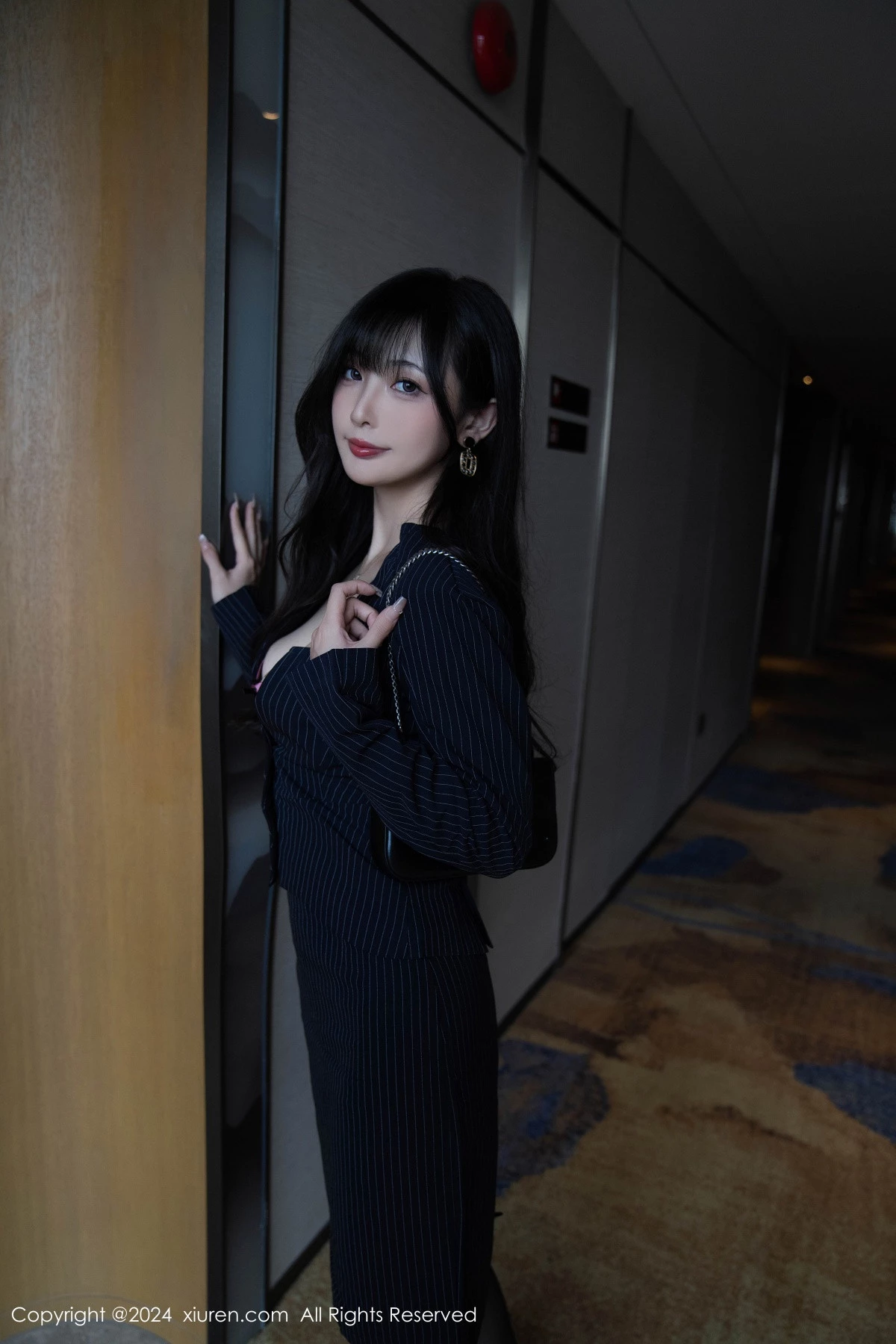 [[XiuRen秀人网]秀人网]No.9186_模特林星阑私房性感紫色情趣内衣配黑丝袜秀曼妙身姿诱惑写真90P