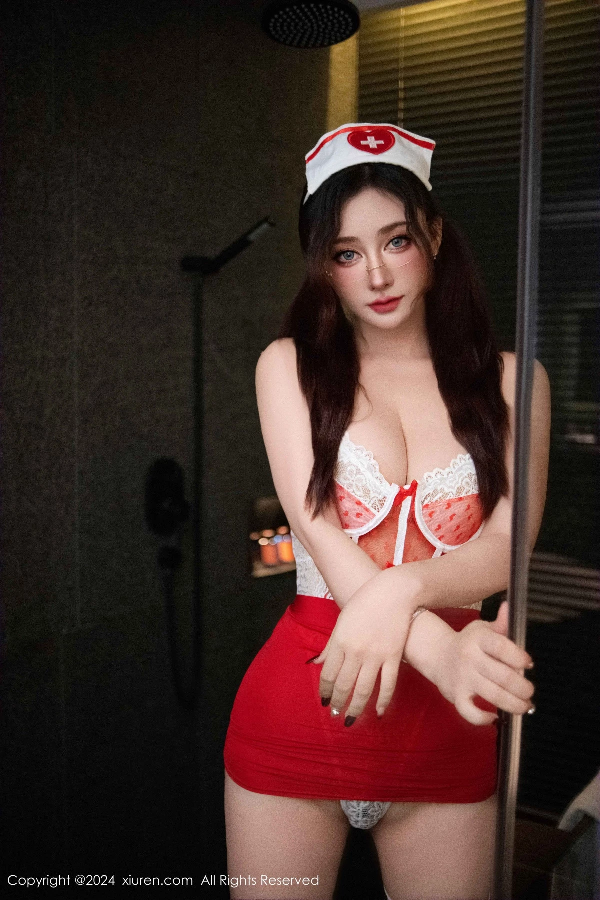 [[XiuRen秀人网]秀人网]No.9316_模特蕾蕾醒了没性感红色连衣短裙配白丝袜秀翘臀美腿诱惑写真46P