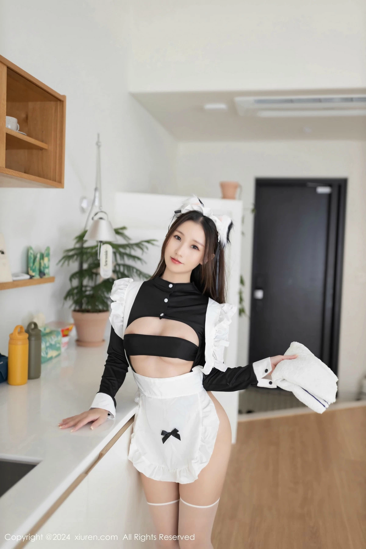 [[XiuRen秀人网]秀人网]No.9369_模特杏子Yada性感黑色女仆服饰配白色丝袜秀曼妙身姿诱惑写真79P