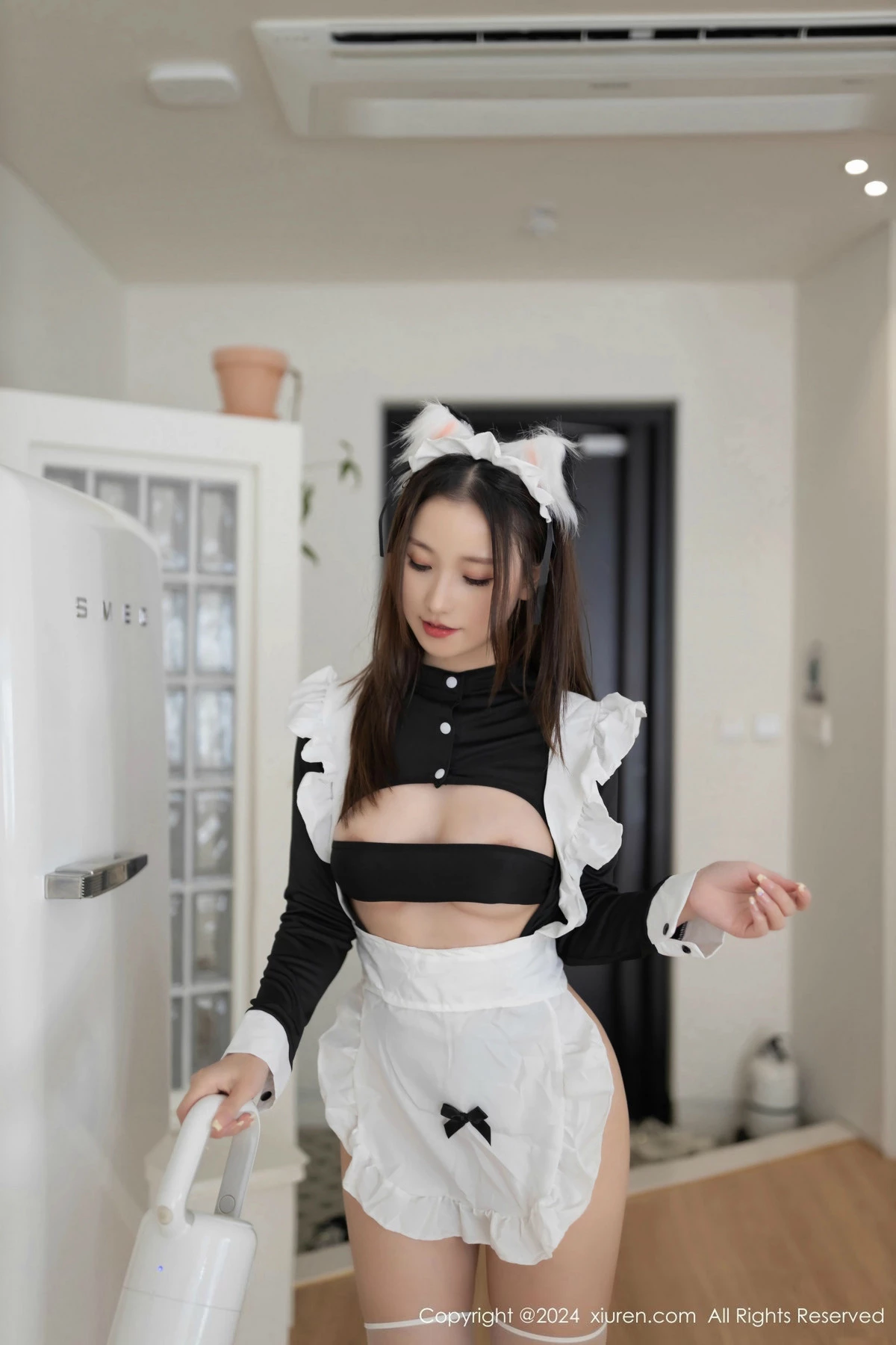 [[XiuRen秀人网]秀人网]No.9369_模特杏子Yada性感黑色女仆服饰配白色丝袜秀曼妙身姿诱惑写真79P