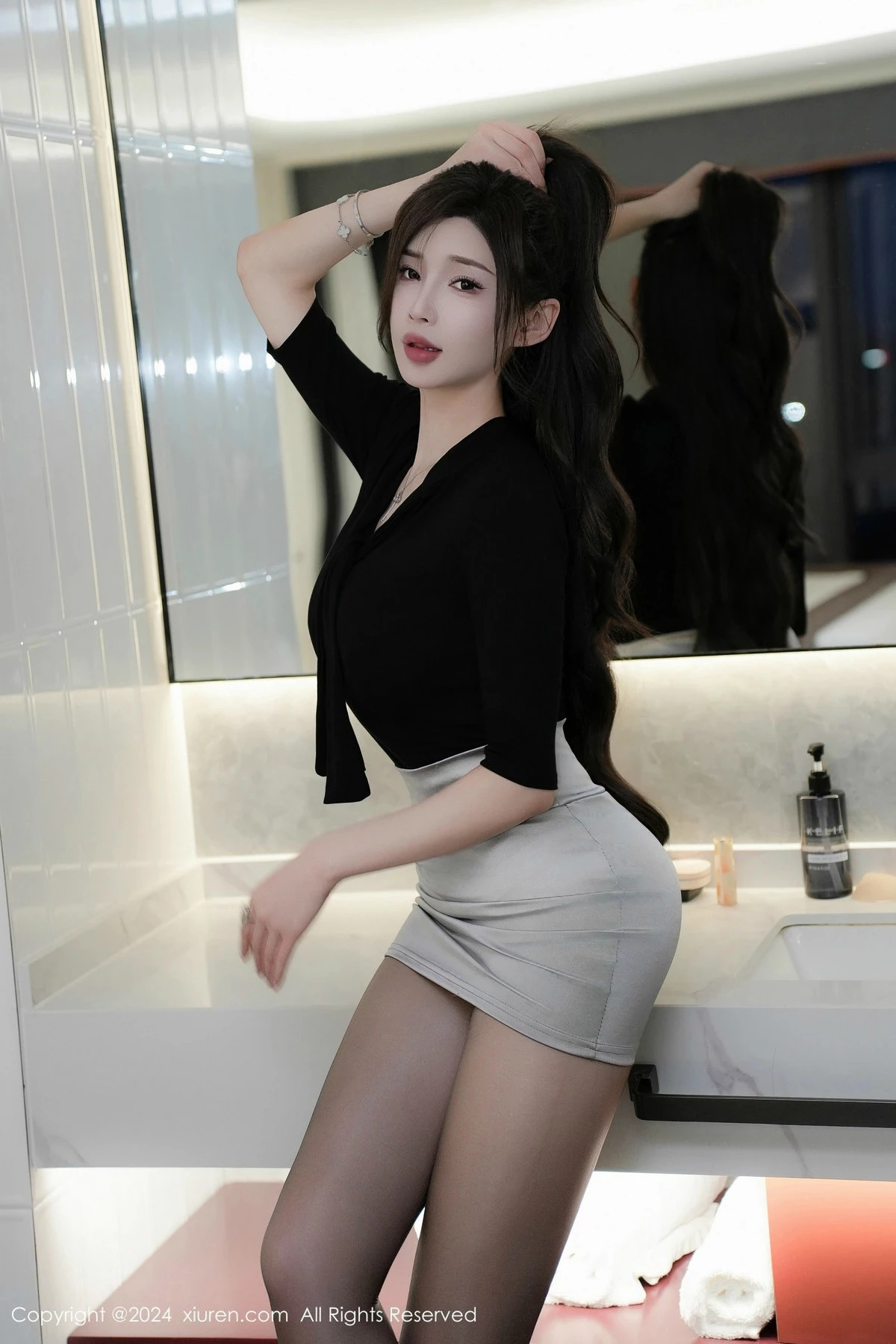 [[XiuRen秀人网]秀人网]No.9367_女神Carol周妍希性感黑T配灰短裙露开档黑丝秀翘臀美腿诱惑写真79P