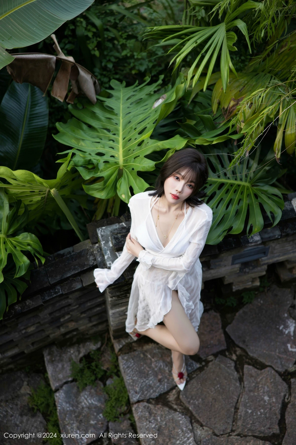 [[XiuRen秀人网]秀人网]No.9375_女神徐莉芝Booty性感白色蕾丝内衣配白丝袜秀曼妙身姿诱惑写真81P