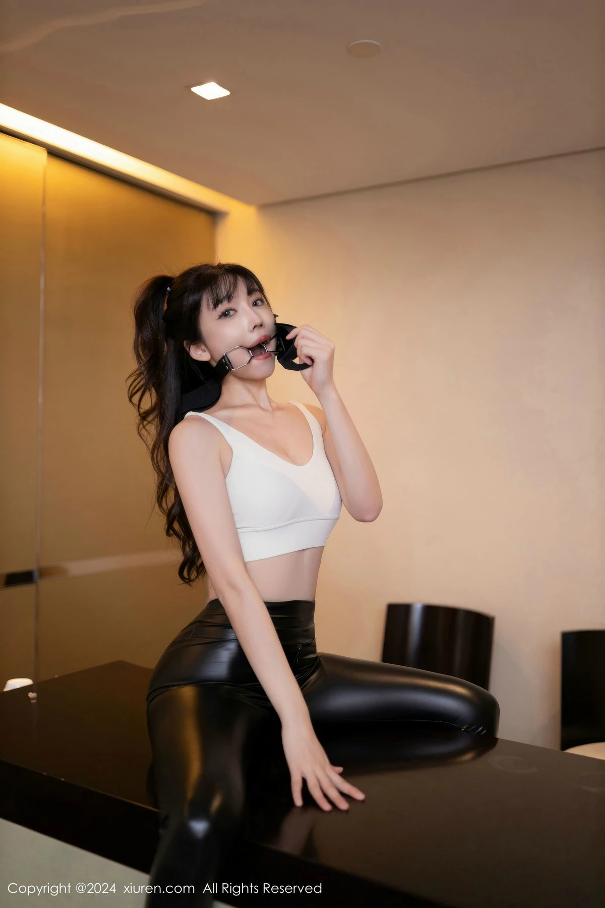 [[XiuRen秀人网]秀人网]No.9377_模特陆萱萱性感白上衣配黑皮长裤露超薄黑丝秀翘臀美腿诱惑写真81P