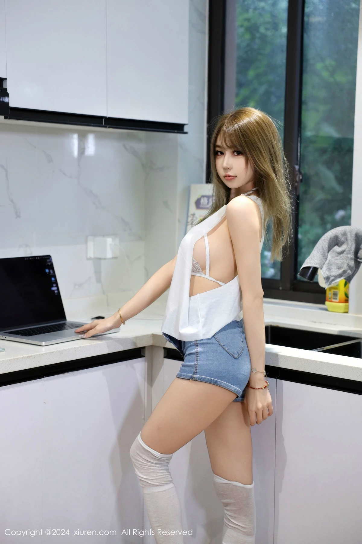 [[XiuRen秀人网]秀人网]No.9374_模特Zoe柚柚性感白色蕾丝情趣内衣配白丝袜秀凹凸身材诱惑写真75P