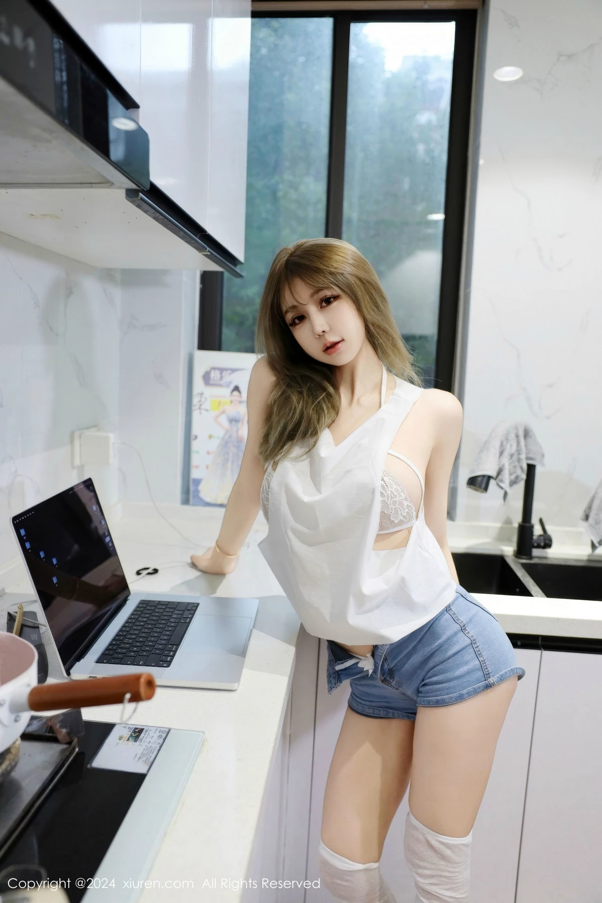 [[XiuRen秀人网]秀人网]No.9374_模特Zoe柚柚性感白色蕾丝情趣内衣配白丝袜秀凹凸身材诱惑写真75P