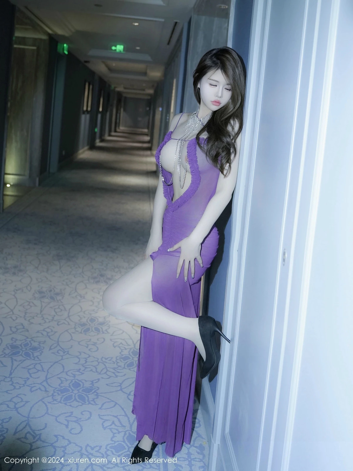 [[XiuRen秀人网]秀人网]No.9373_模特甜妮性感深V紫色长裙配超薄肉丝秀丰腴身姿完美诱惑写真59P