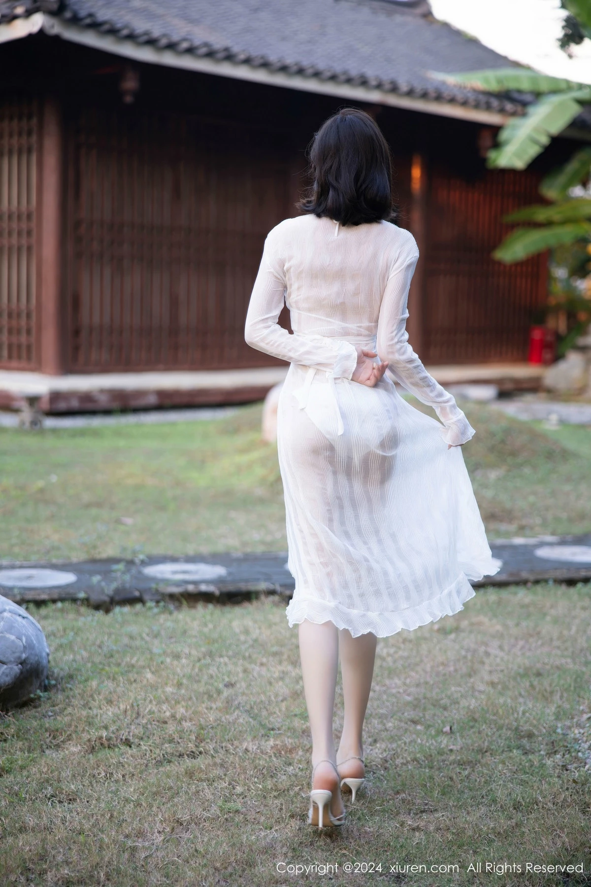 [[XiuRen秀人网]秀人网]No.9375_女神徐莉芝Booty性感白色蕾丝内衣配白丝袜秀曼妙身姿诱惑写真81P