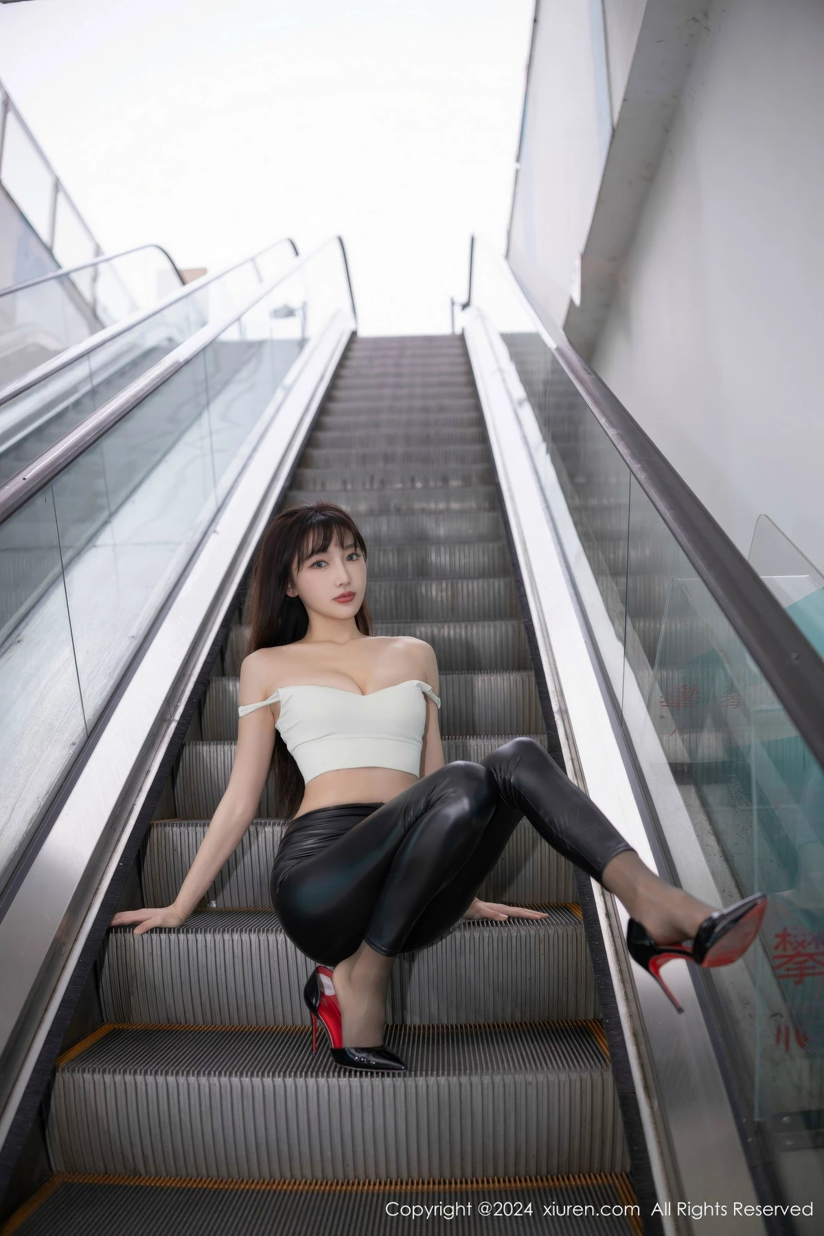 [[XiuRen秀人网]秀人网]No.9377_模特陆萱萱性感白上衣配黑皮长裤露超薄黑丝秀翘臀美腿诱惑写真81P