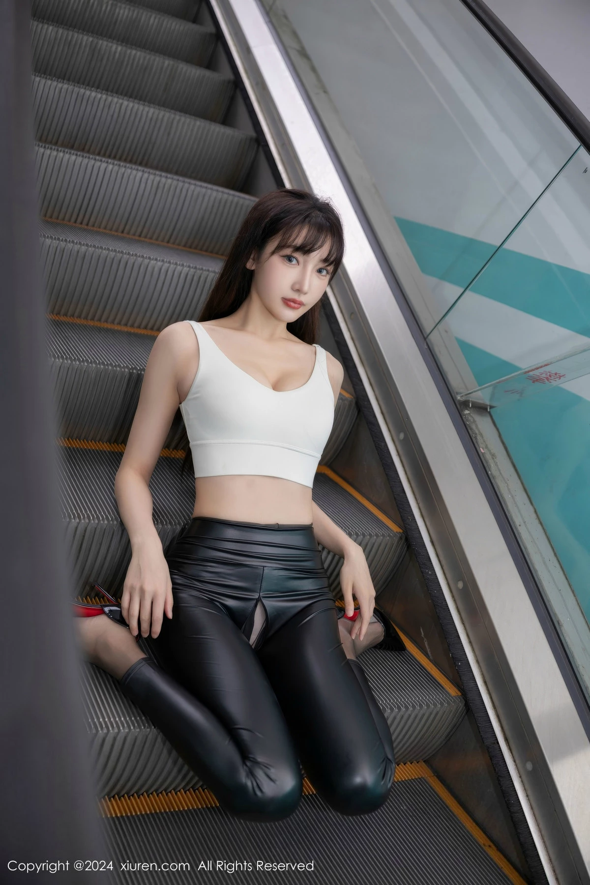 [[XiuRen秀人网]秀人网]No.9377_模特陆萱萱性感白上衣配黑皮长裤露超薄黑丝秀翘臀美腿诱惑写真81P