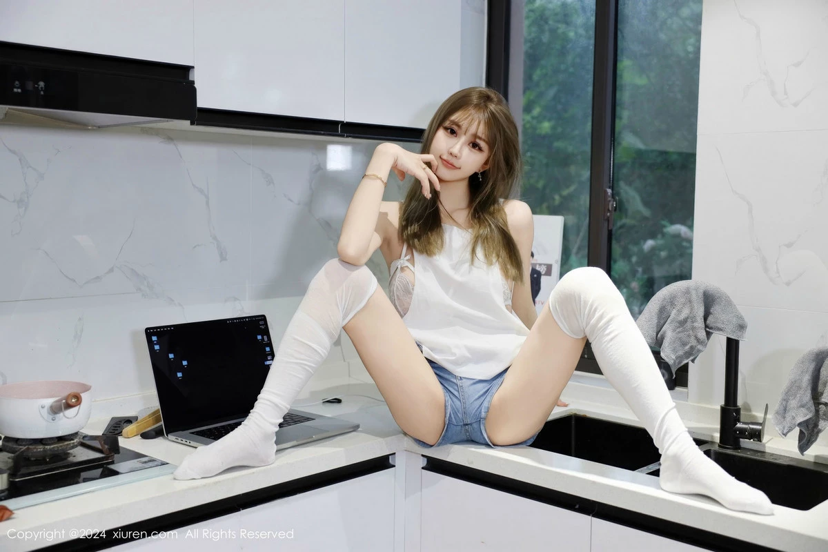 [[XiuRen秀人网]秀人网]No.9374_模特Zoe柚柚性感白色蕾丝情趣内衣配白丝袜秀凹凸身材诱惑写真75P