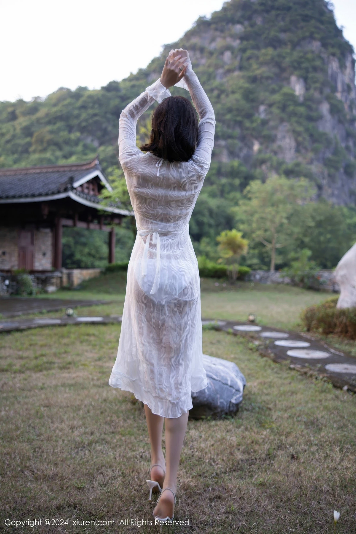 [[XiuRen秀人网]秀人网]No.9375_女神徐莉芝Booty性感白色蕾丝内衣配白丝袜秀曼妙身姿诱惑写真81P