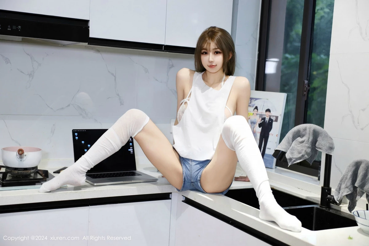 [[XiuRen秀人网]秀人网]No.9374_模特Zoe柚柚性感白色蕾丝情趣内衣配白丝袜秀凹凸身材诱惑写真75P