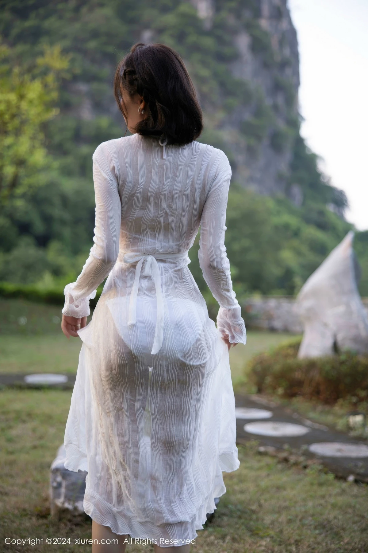 [[XiuRen秀人网]秀人网]No.9375_女神徐莉芝Booty性感白色蕾丝内衣配白丝袜秀曼妙身姿诱惑写真81P