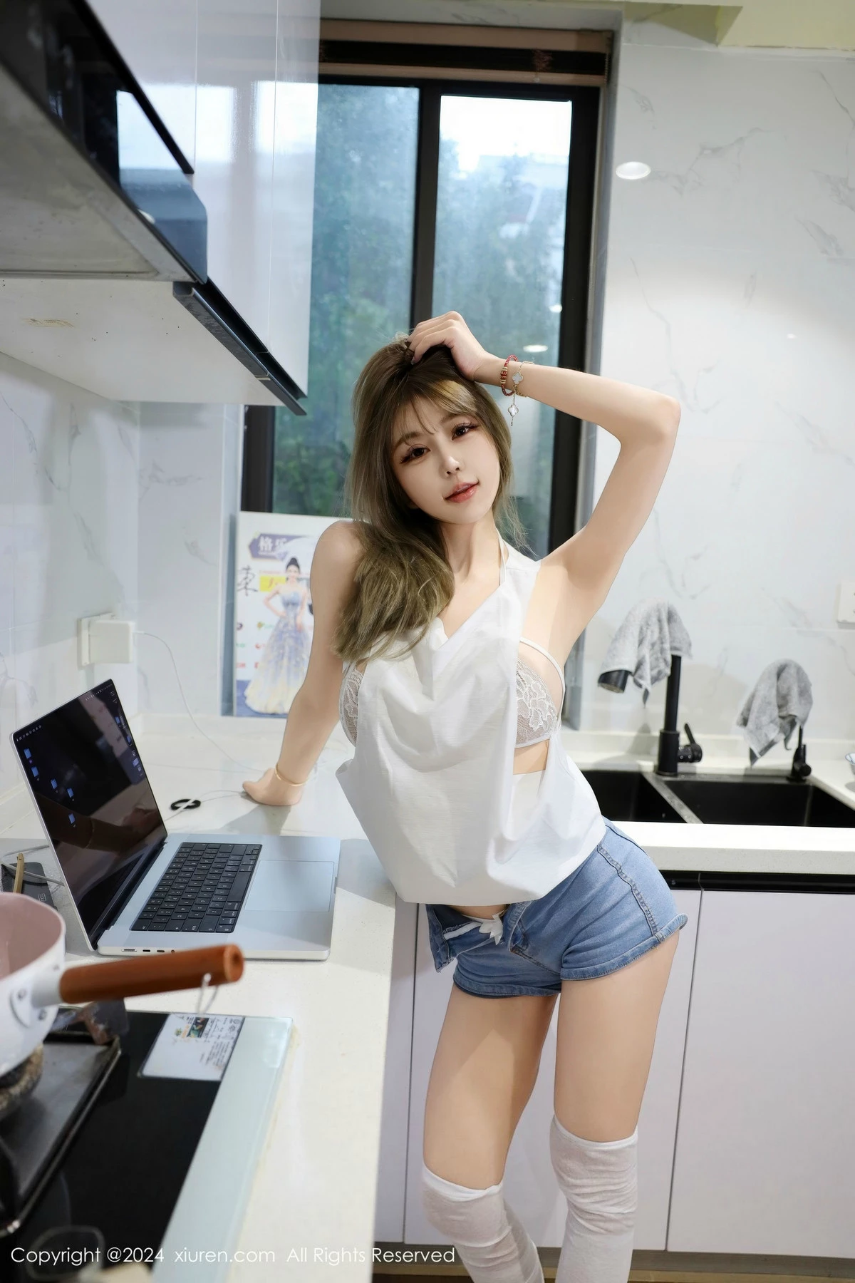 [[XiuRen秀人网]秀人网]No.9374_模特Zoe柚柚性感白色蕾丝情趣内衣配白丝袜秀凹凸身材诱惑写真75P