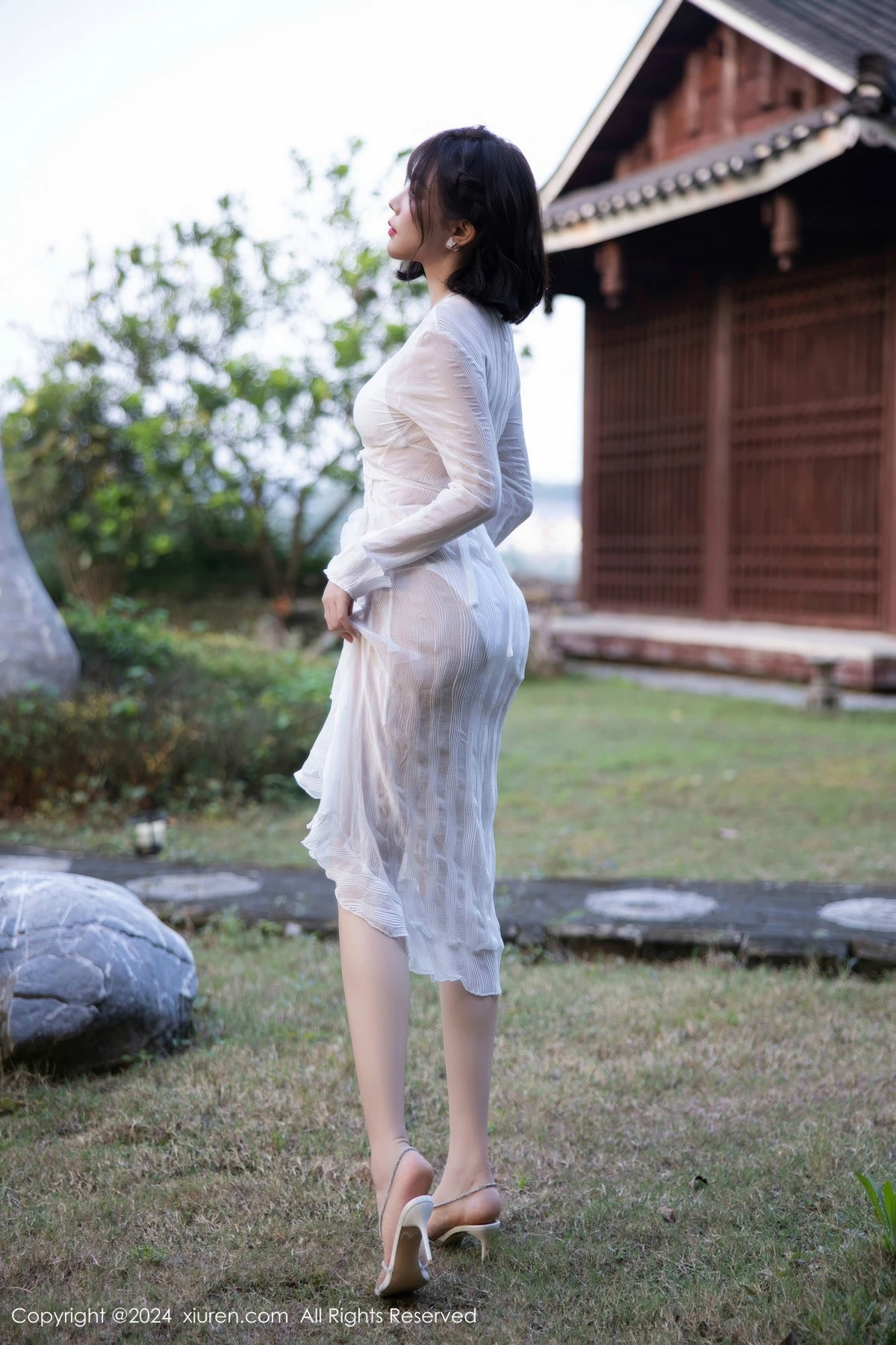 [[XiuRen秀人网]秀人网]No.9375_女神徐莉芝Booty性感白色蕾丝内衣配白丝袜秀曼妙身姿诱惑写真81P