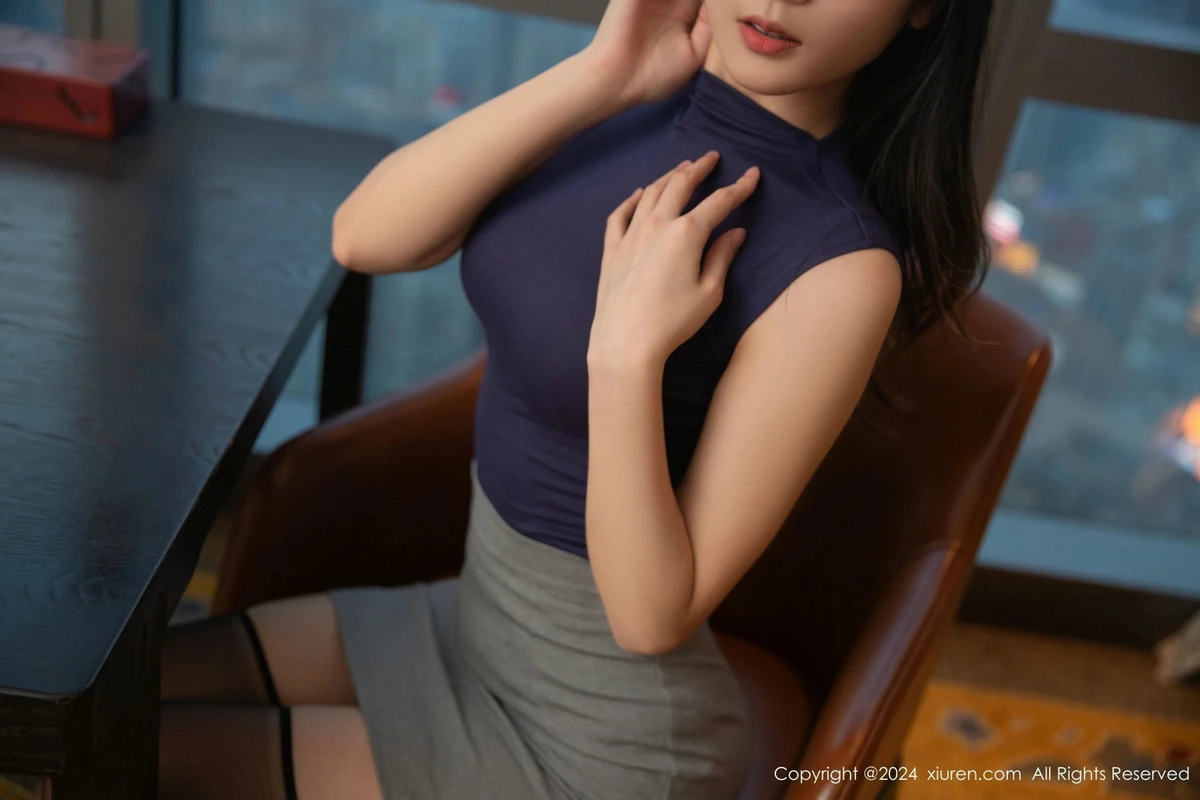 [[XiuRen秀人网]秀人网]No.9372_模特刘婷婷性感深色OL服饰露蕾丝内衣配黑丝吊袜秀美腿诱惑写真80P