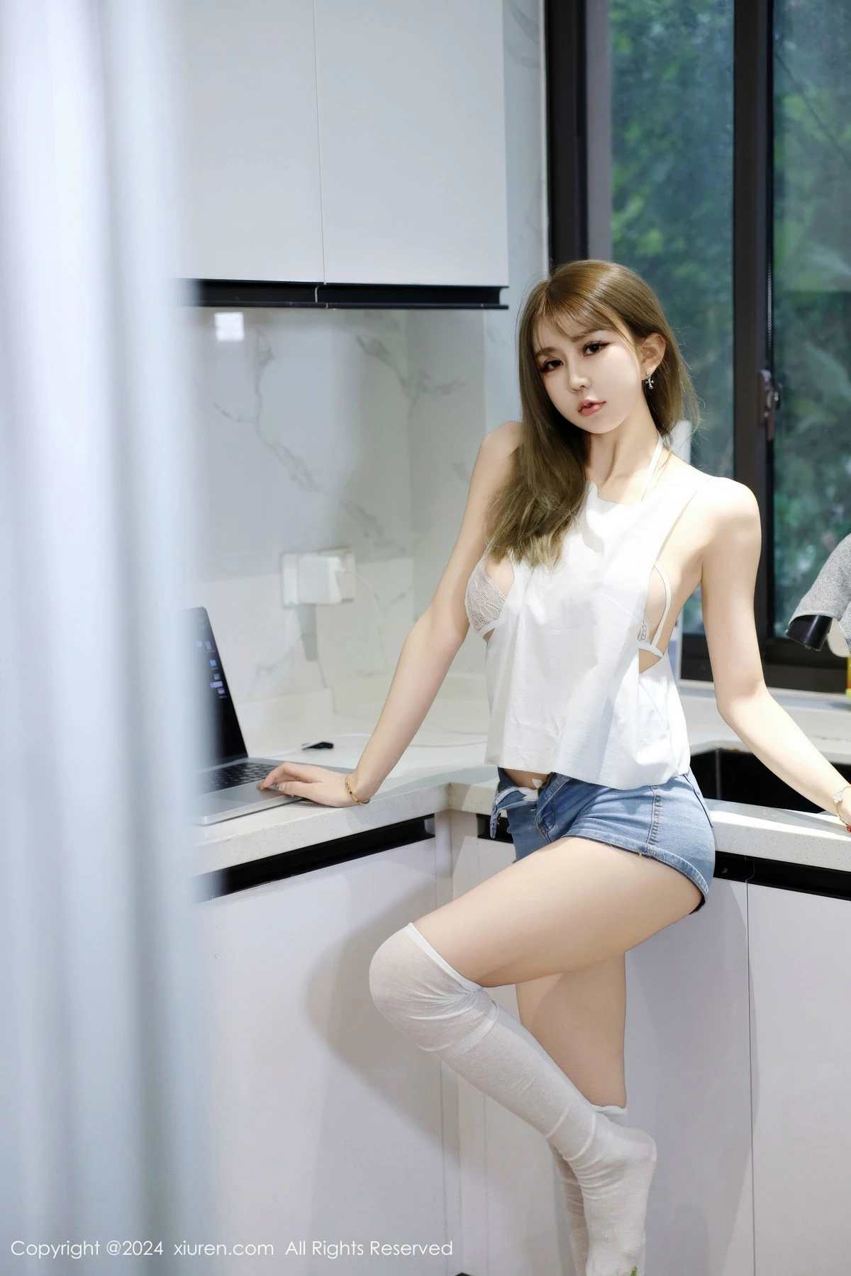 [[XiuRen秀人网]秀人网]No.9374_模特Zoe柚柚性感白色蕾丝情趣内衣配白丝袜秀凹凸身材诱惑写真75P