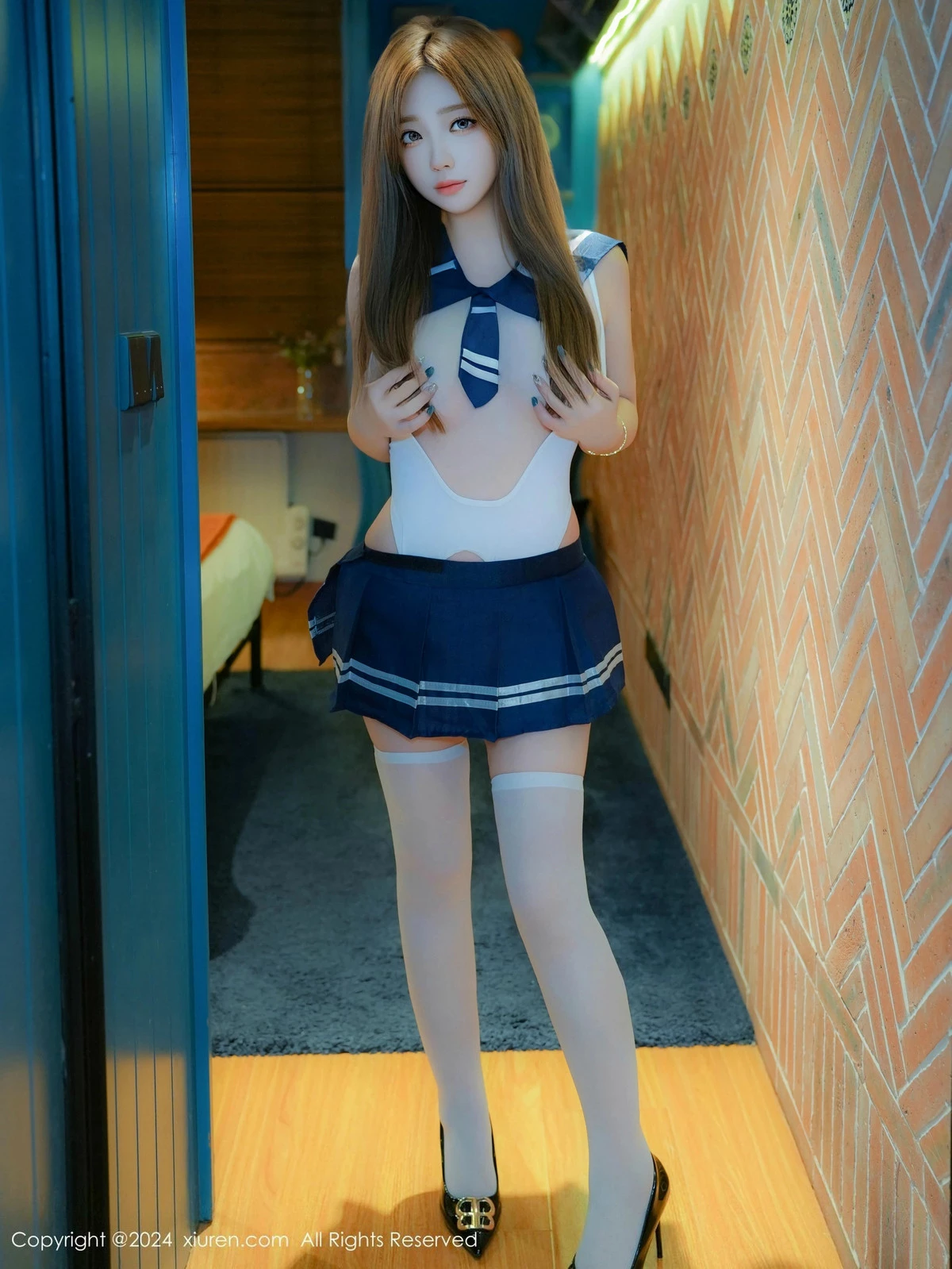 [[XiuRen秀人网]秀人网]No.9370_新人模特王伊纯性感白色情趣连体衣配白丝袜秀凹凸身材诱惑写真63P