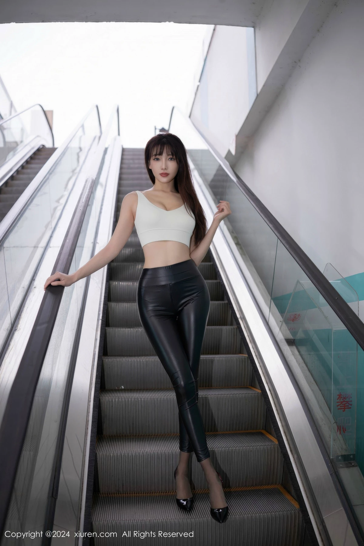 [[XiuRen秀人网]秀人网]No.9377_模特陆萱萱性感白上衣配黑皮长裤露超薄黑丝秀翘臀美腿诱惑写真81P