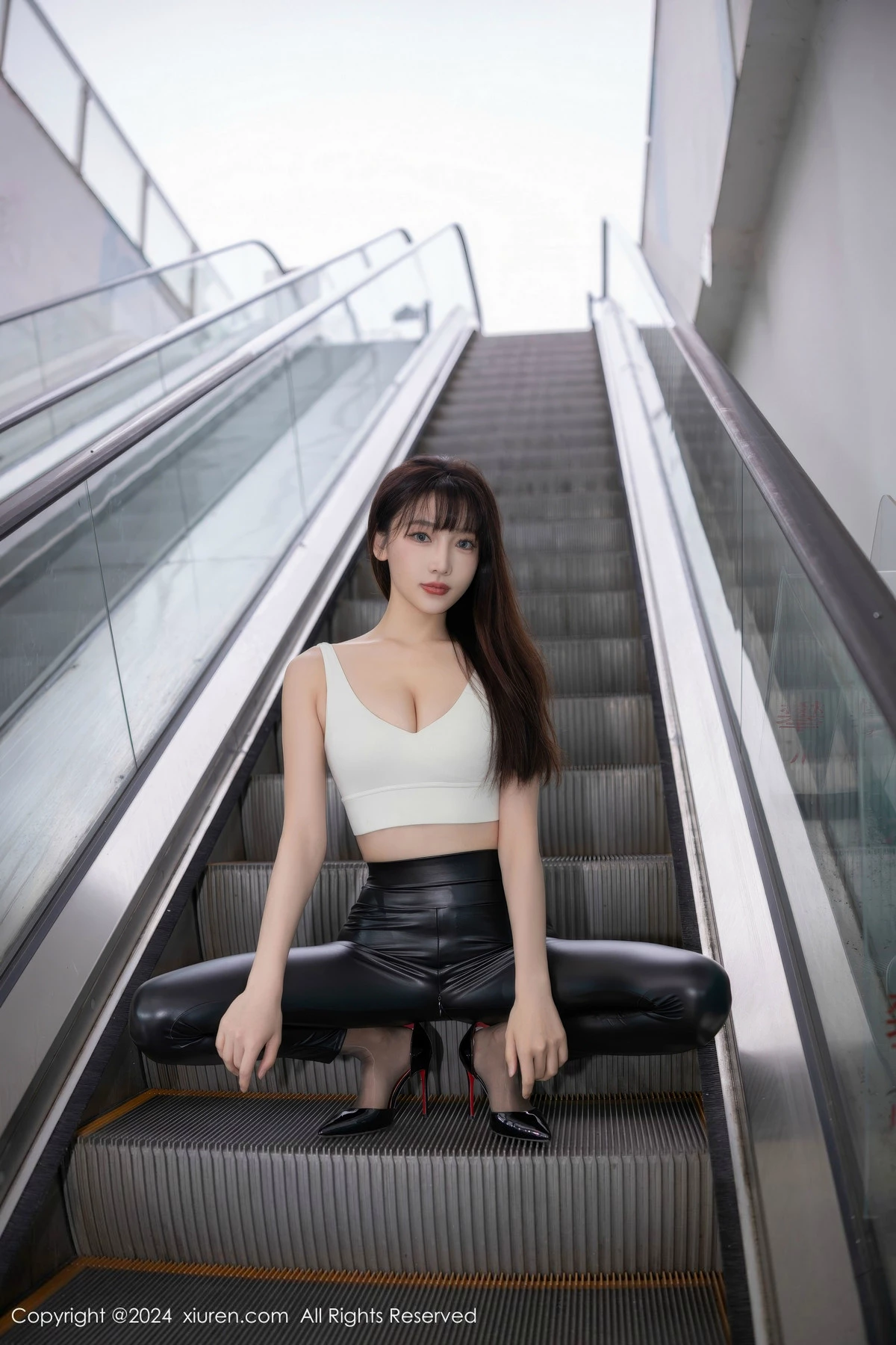 [[XiuRen秀人网]秀人网]No.9377_模特陆萱萱性感白上衣配黑皮长裤露超薄黑丝秀翘臀美腿诱惑写真81P