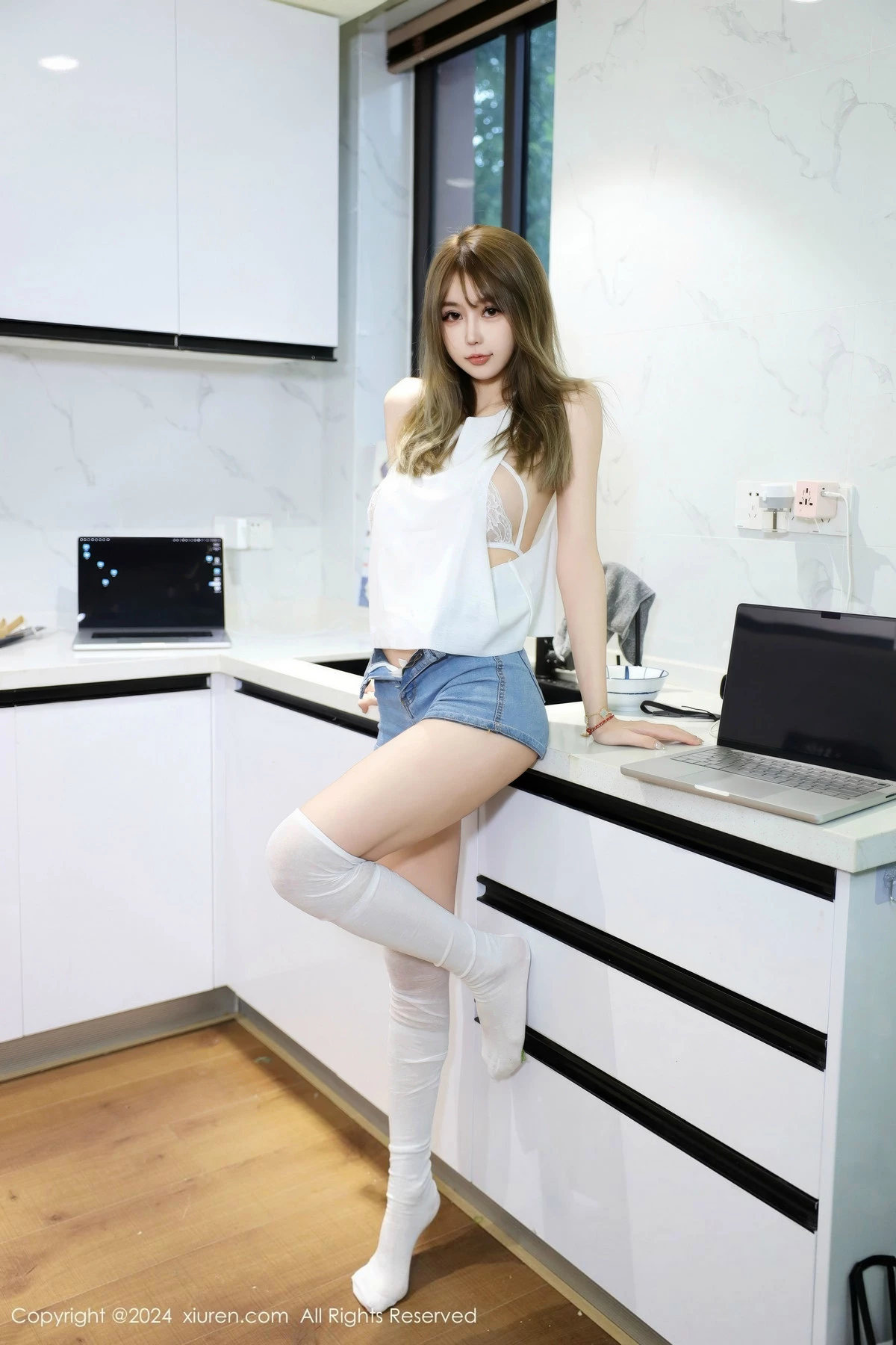 [[XiuRen秀人网]秀人网]No.9374_模特Zoe柚柚性感白色蕾丝情趣内衣配白丝袜秀凹凸身材诱惑写真75P