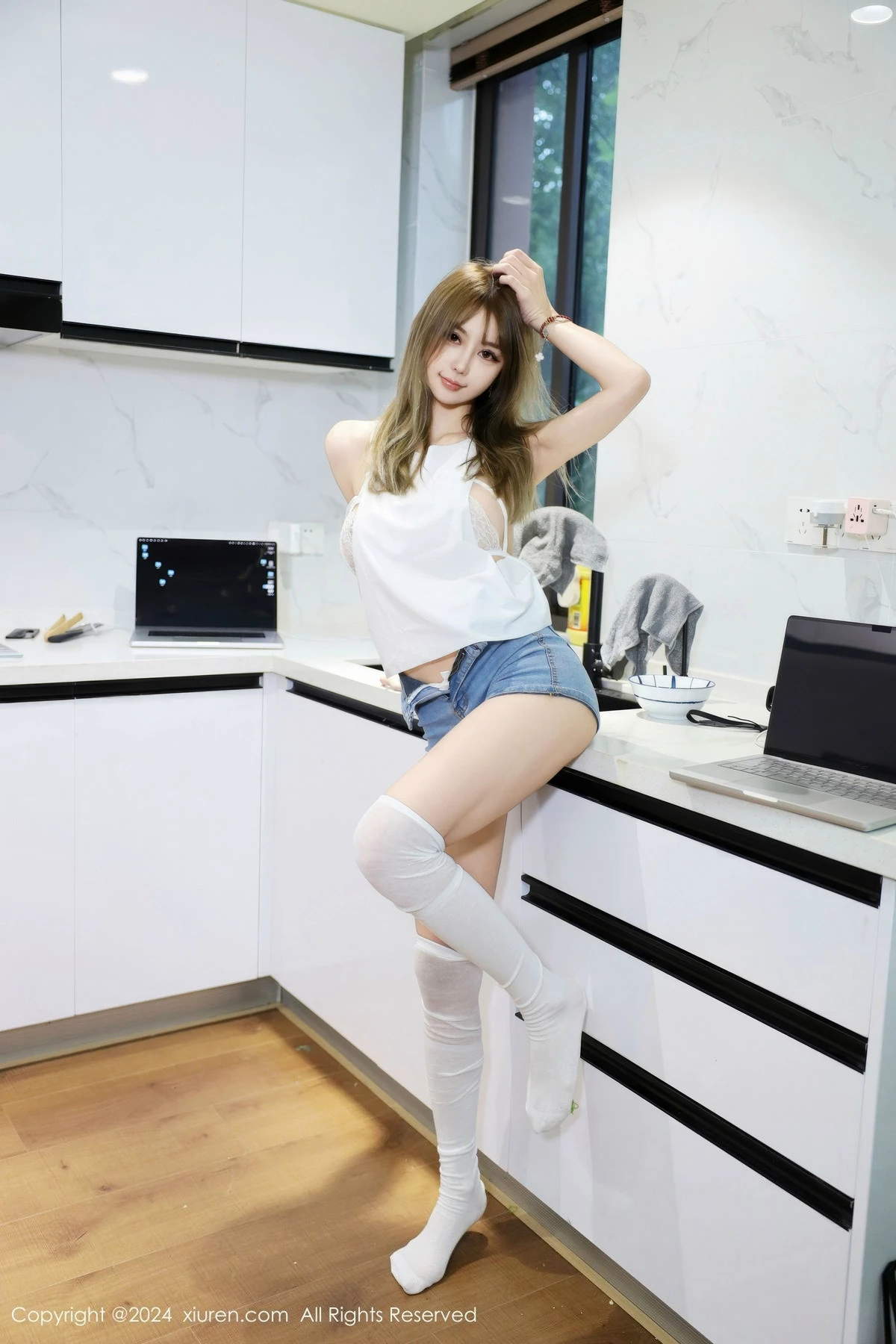 [[XiuRen秀人网]秀人网]No.9374_模特Zoe柚柚性感白色蕾丝情趣内衣配白丝袜秀凹凸身材诱惑写真75P