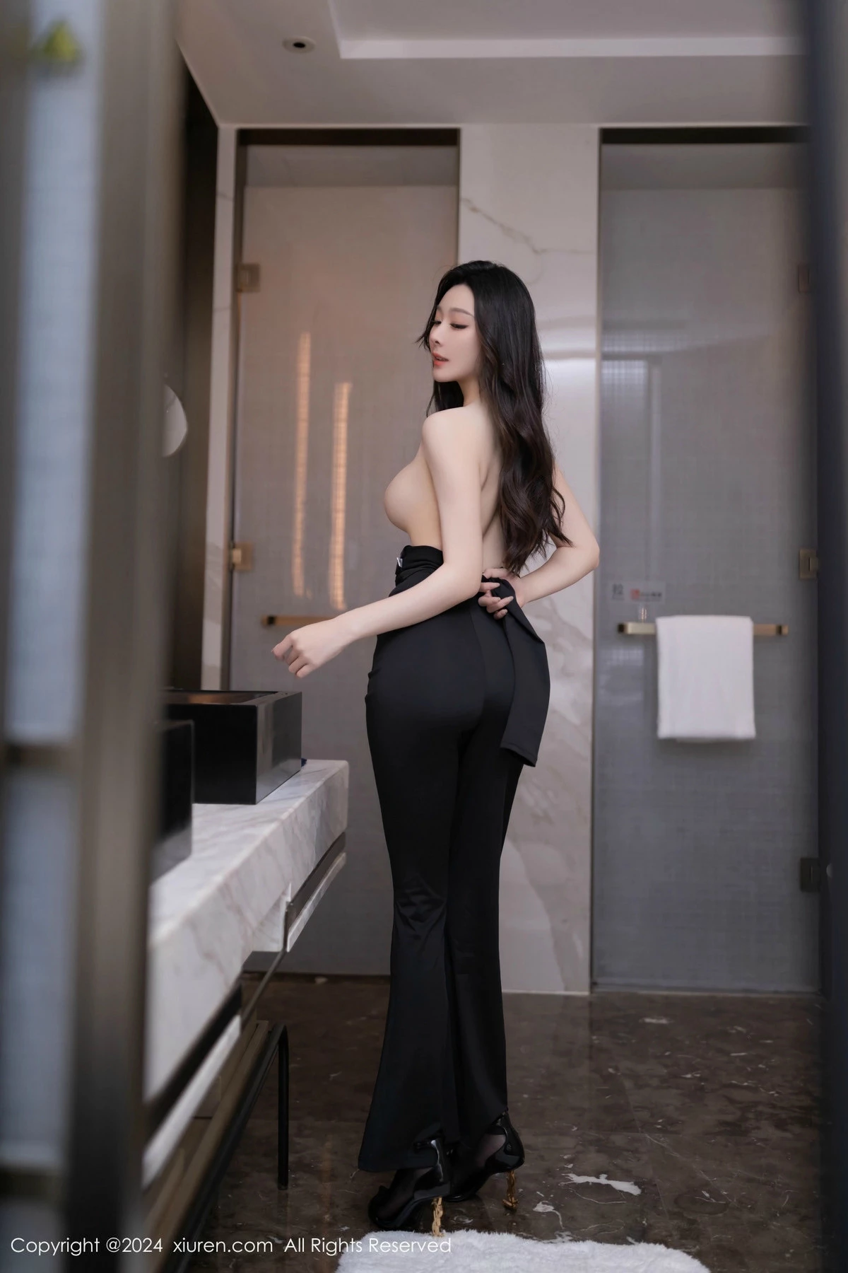 [[XiuRen秀人网]秀人网]No.9386_模特小逗逗性感黑色连衣裙露黑色内衣配开档黑丝秀翘臀诱惑写真80P