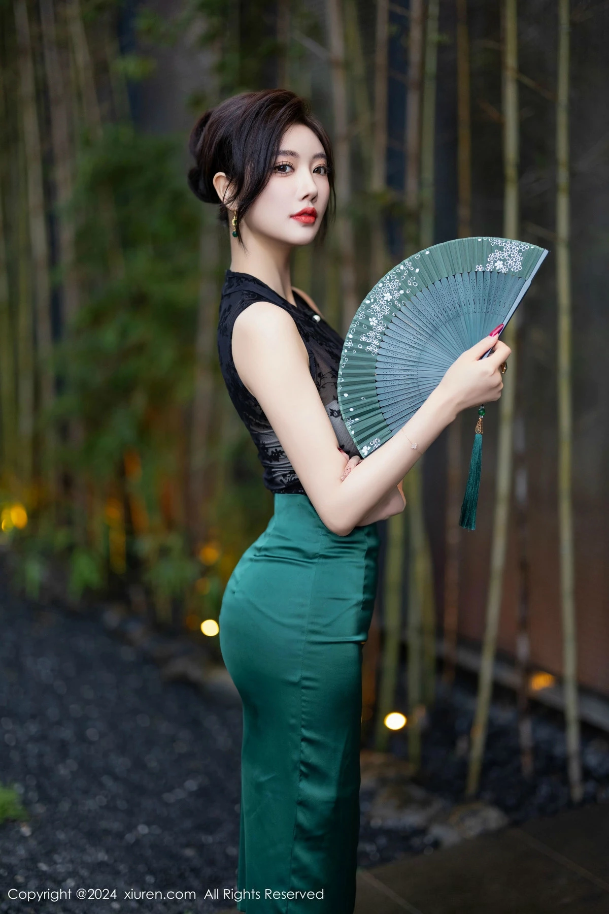 [[XiuRen秀人网]秀人网]No.9384_女神杨晨晨Yome性感黑色蕾丝内衣配黑丝袜秀丰腴身材完美写真80P