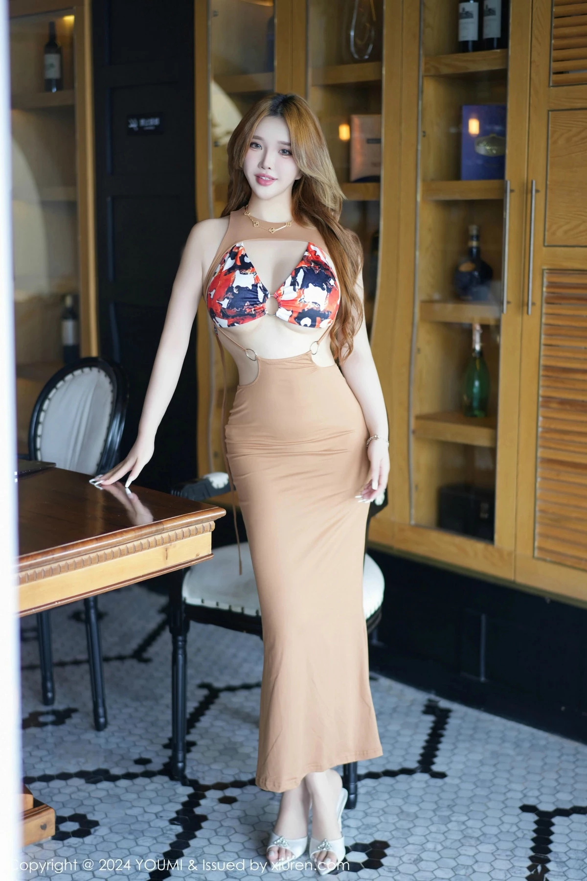 [YouMi尤蜜荟]Vol.1106_模特小海臀Rena性感杏色开胸连衣长裙秀浑圆翘臀撩人诱惑写真55P