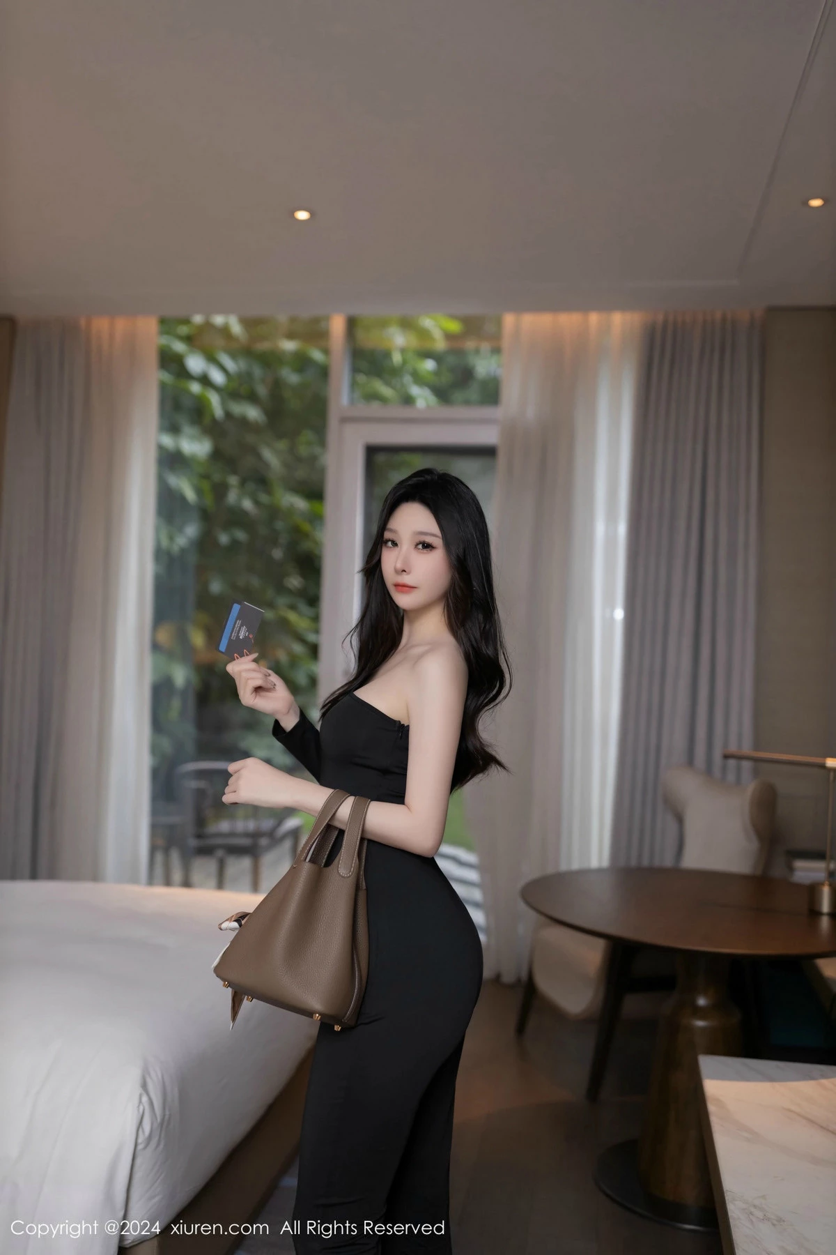 [[XiuRen秀人网]秀人网]No.9386_模特小逗逗性感黑色连衣裙露黑色内衣配开档黑丝秀翘臀诱惑写真80P