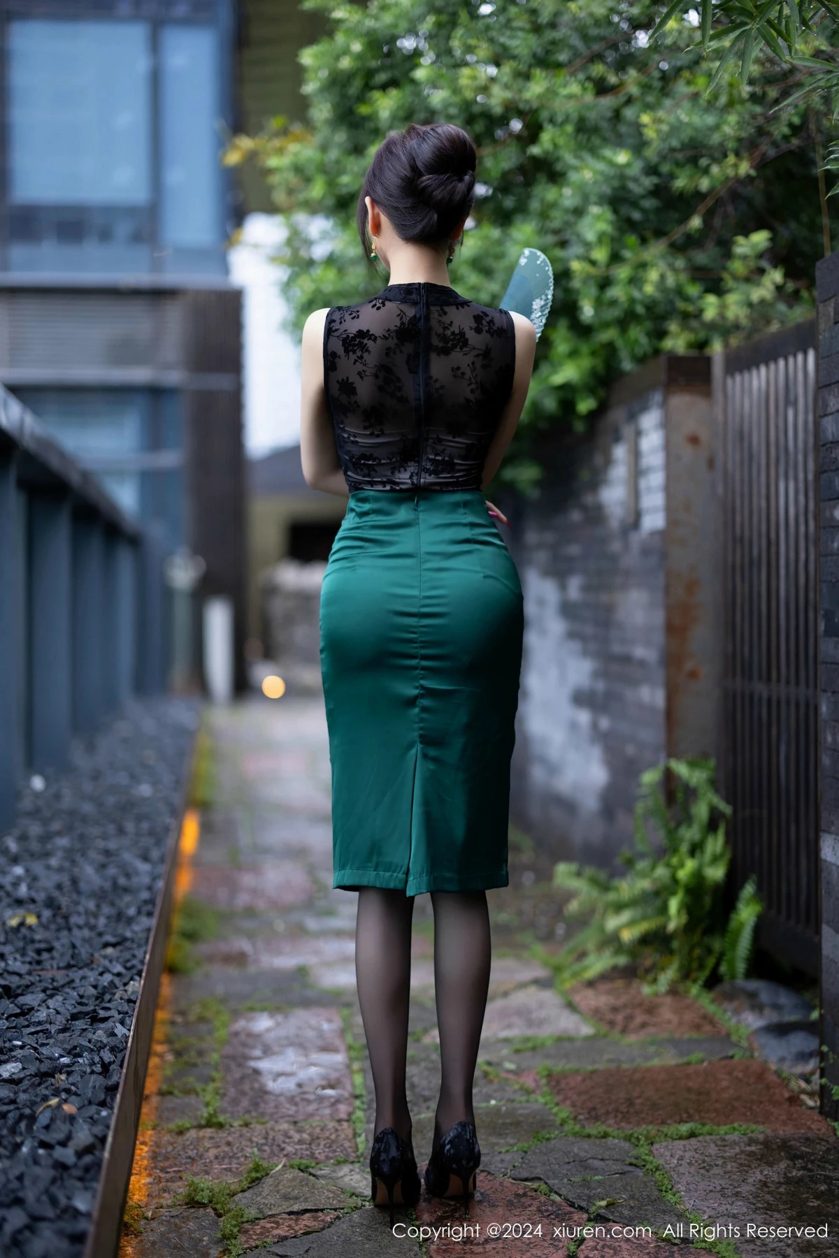 [[XiuRen秀人网]秀人网]No.9384_女神杨晨晨Yome性感黑色蕾丝内衣配黑丝袜秀丰腴身材完美写真80P